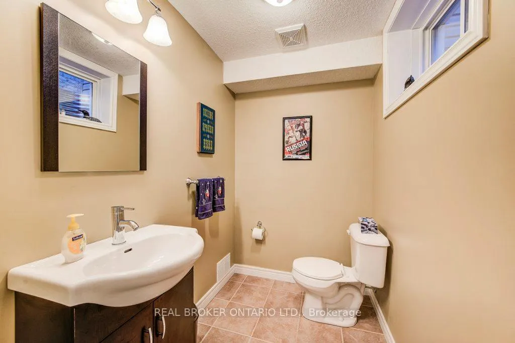 Photo 33 of 678 Interlaken Drive, Waterloo — HOMEH