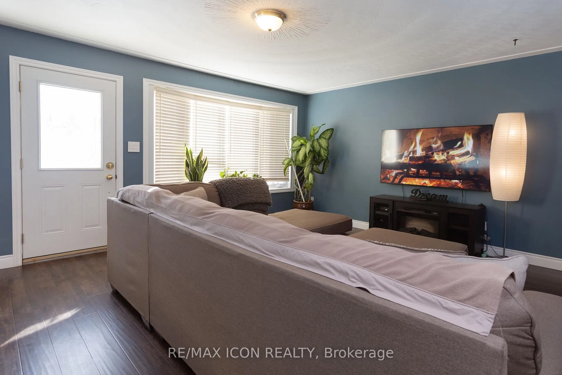 Photo 2 of 22 Shea Crescent, Kitchener — HOMEH