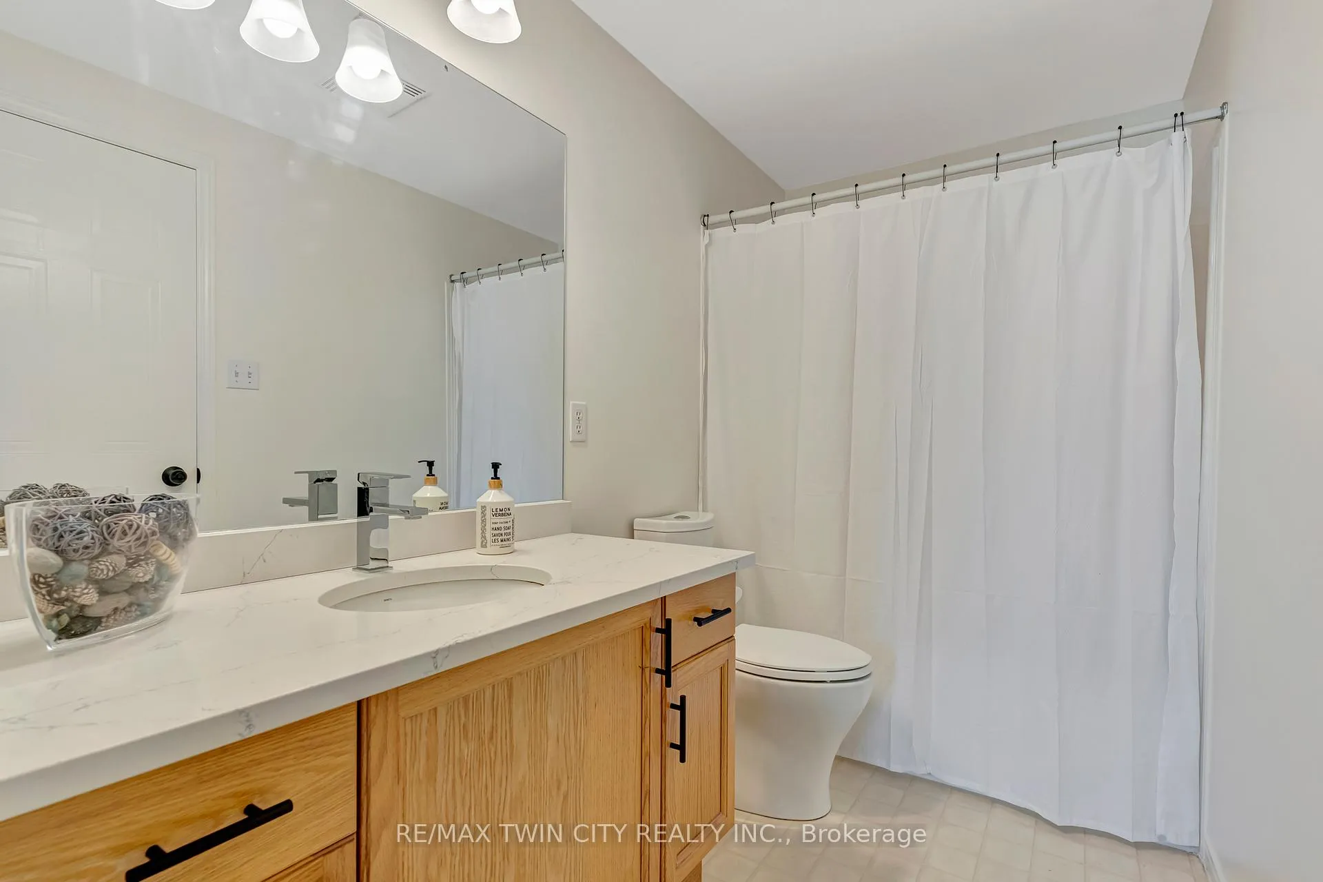 Photo 24 of 466 Annapolis Court, Waterloo — HOMEH
