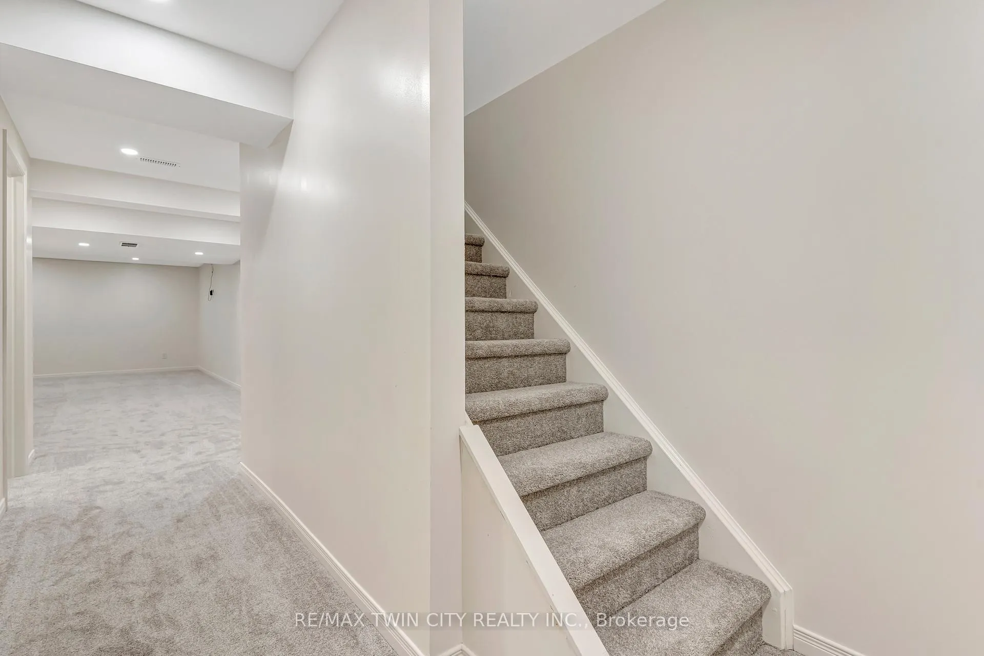 Photo 27 of 466 Annapolis Court, Waterloo — HOMEH