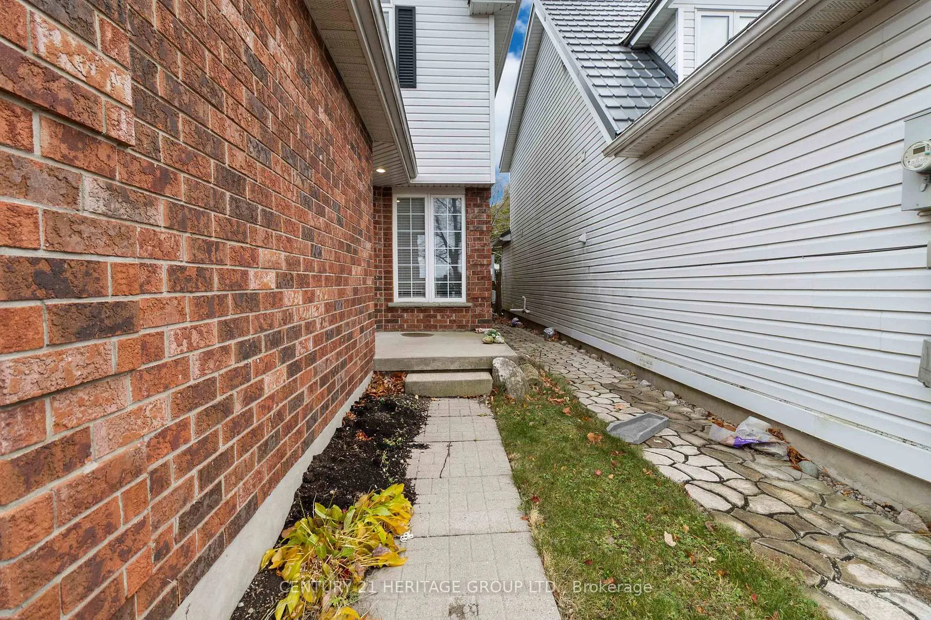 Photo 5 of 77 Doyle Drive, Guelph, Clairfields/Hanlon Business Park — HOMEH