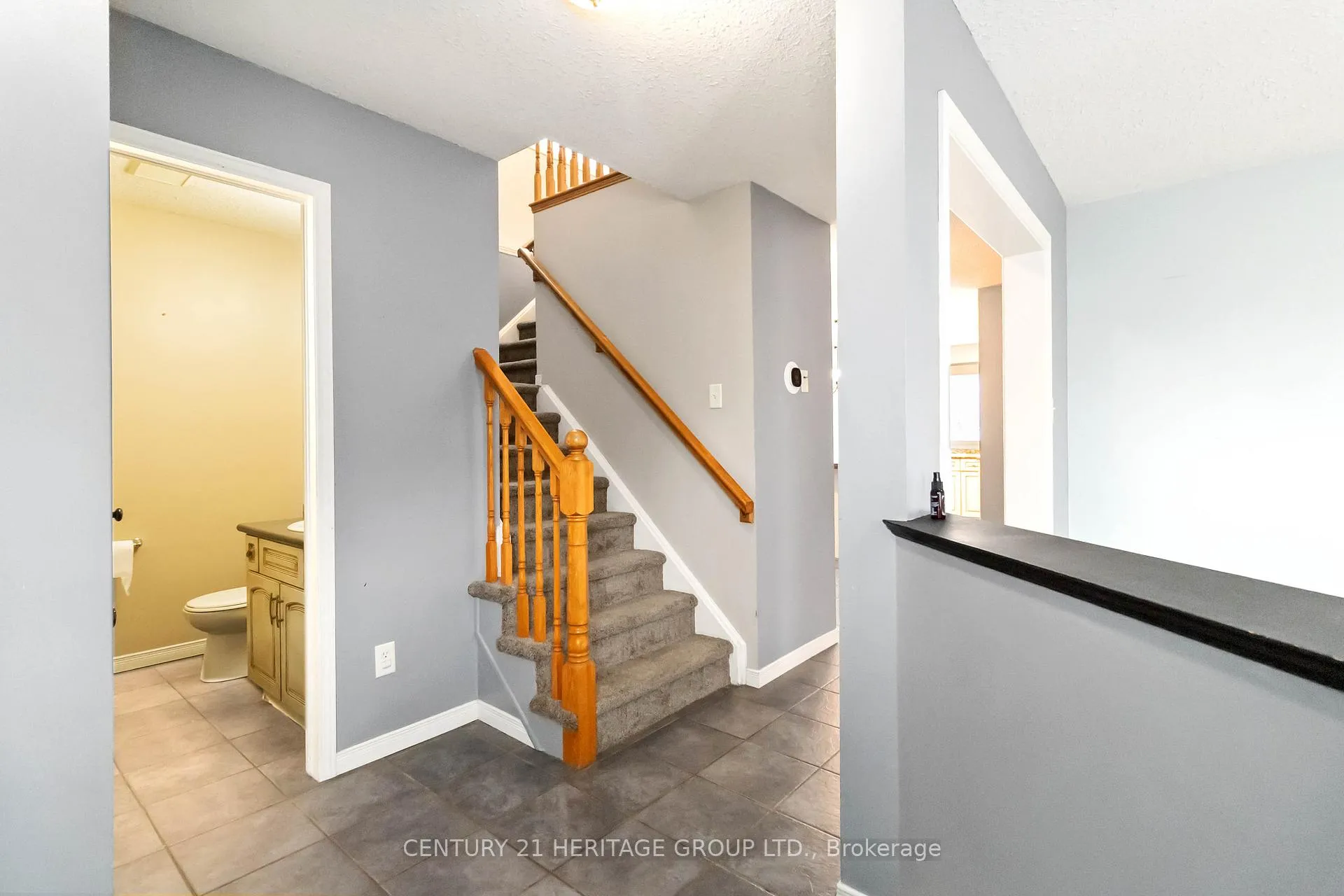 Photo 8 of 77 Doyle Drive, Guelph, Clairfields/Hanlon Business Park — HOMEH