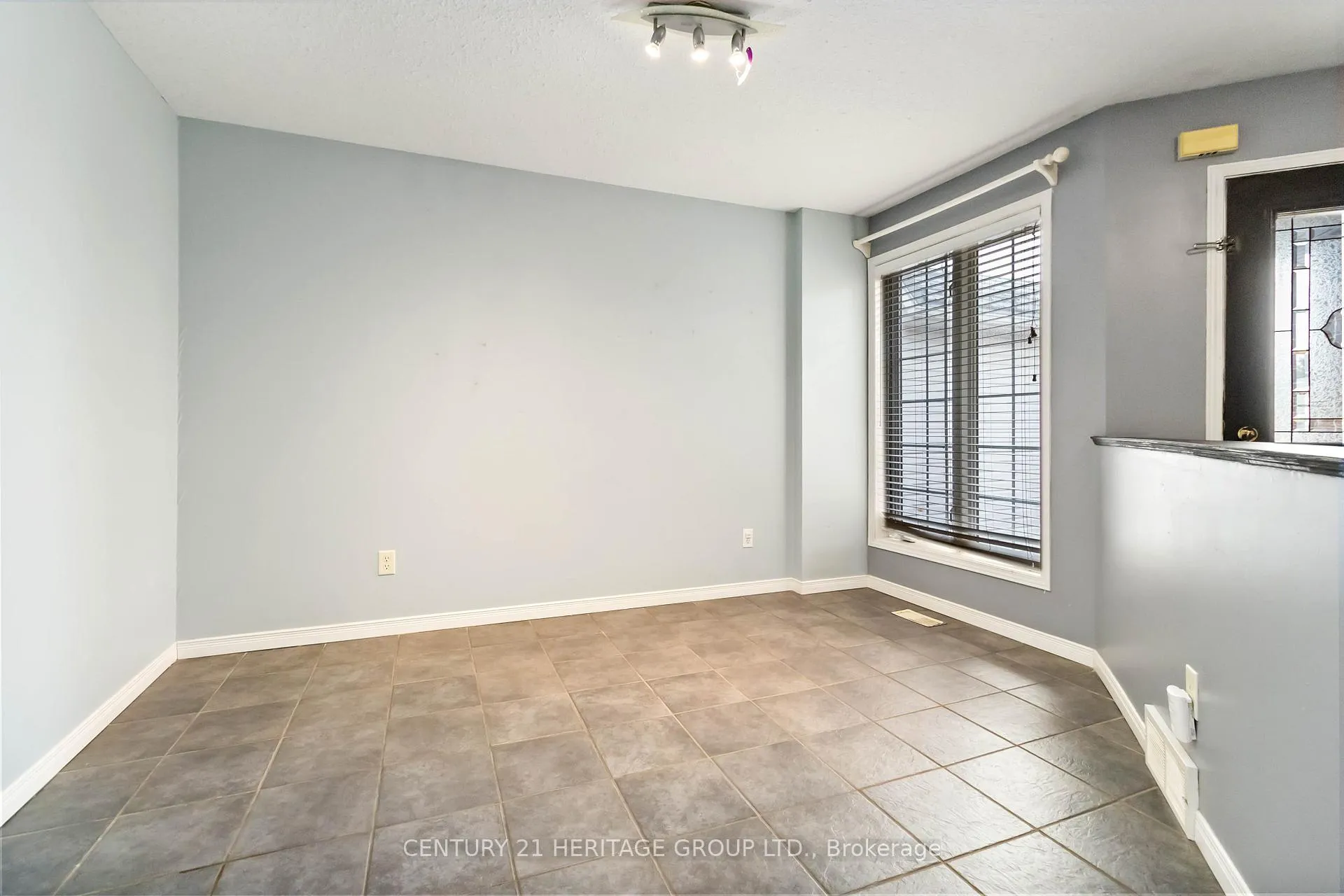 Photo 10 of 77 Doyle Drive, Guelph, Clairfields/Hanlon Business Park — HOMEH