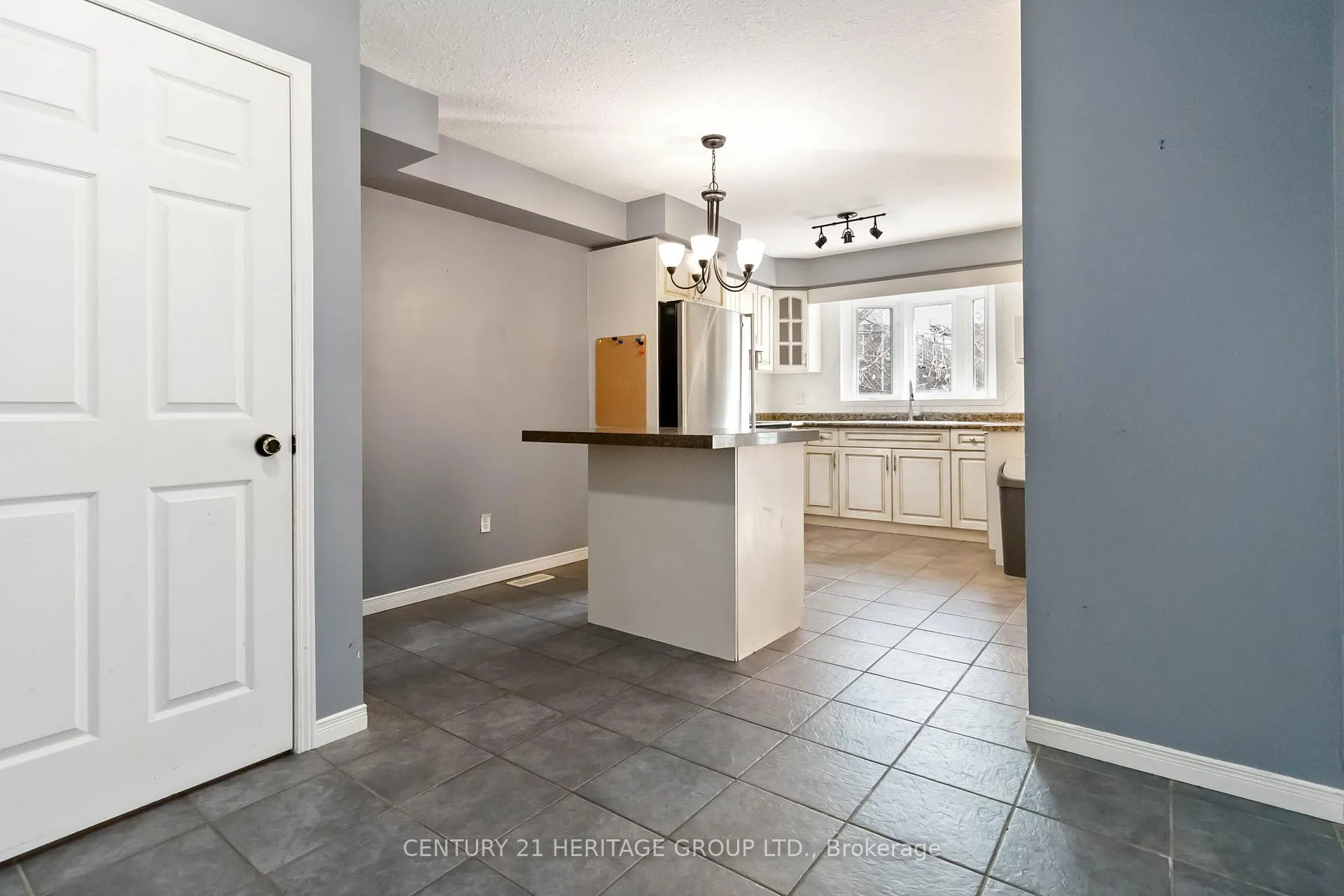 Photo 13 of 77 Doyle Drive, Guelph, Clairfields/Hanlon Business Park — HOMEH