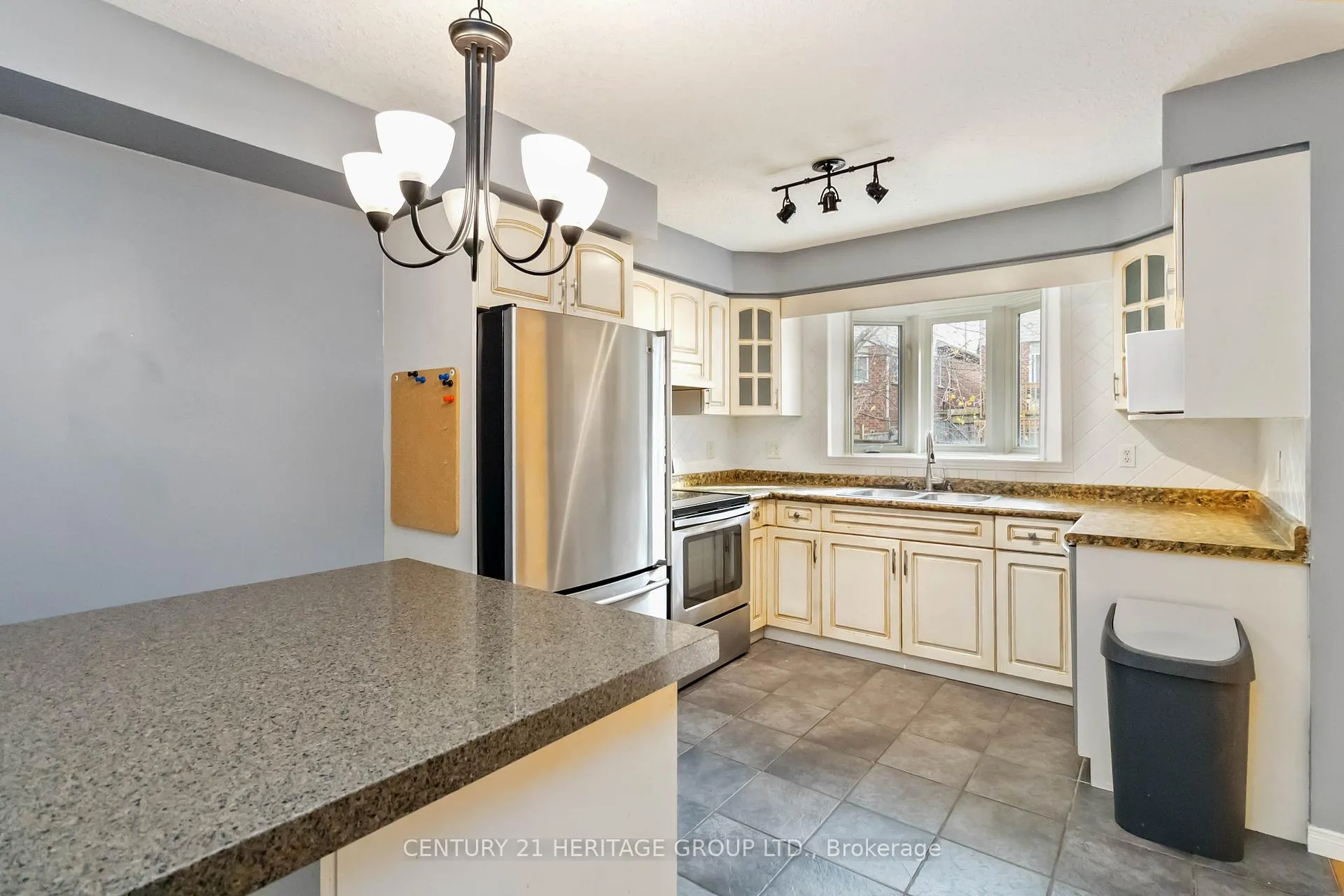 Photo 16 of 77 Doyle Drive, Guelph, Clairfields/Hanlon Business Park — HOMEH