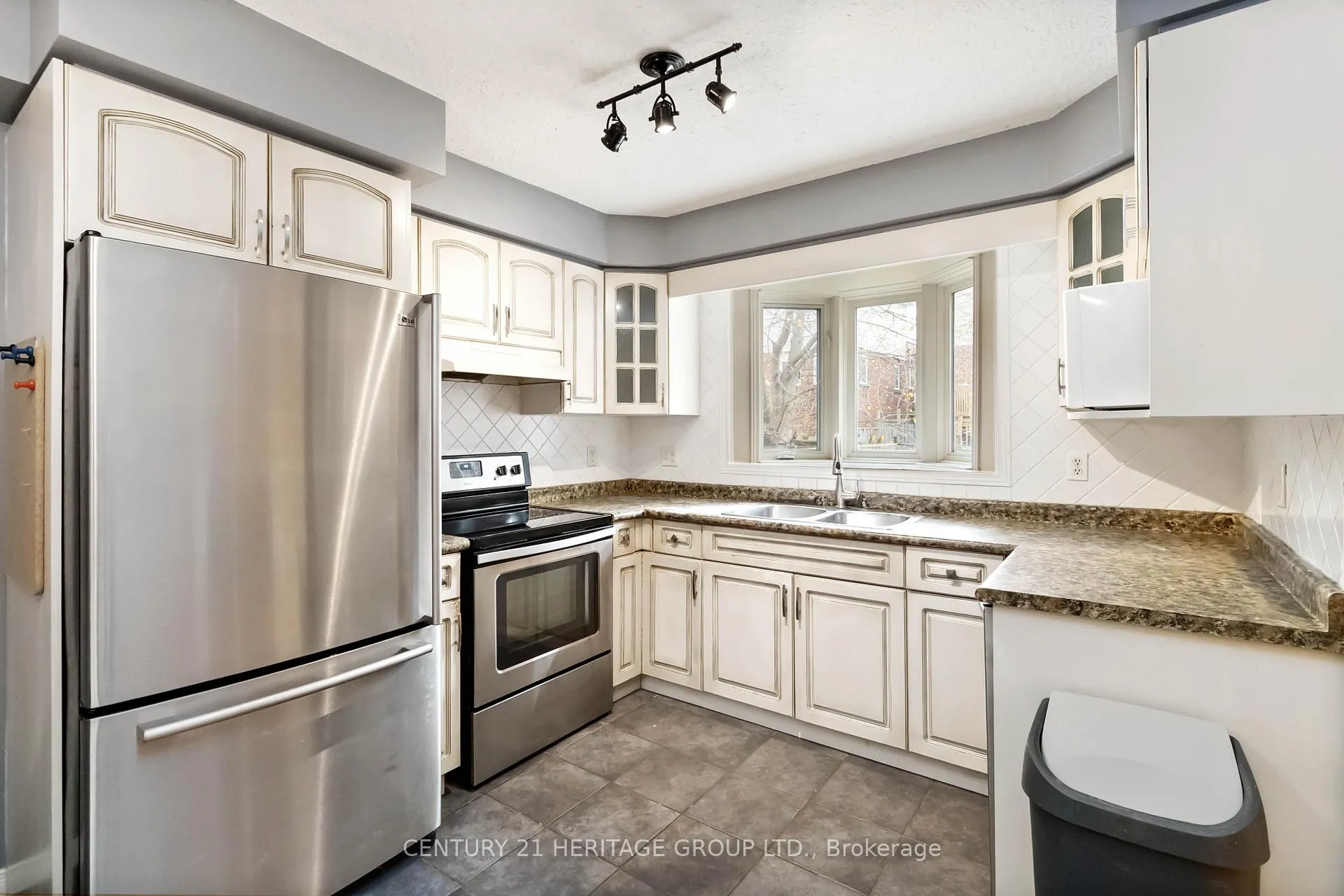 Photo 18 of 77 Doyle Drive, Guelph, Clairfields/Hanlon Business Park — HOMEH