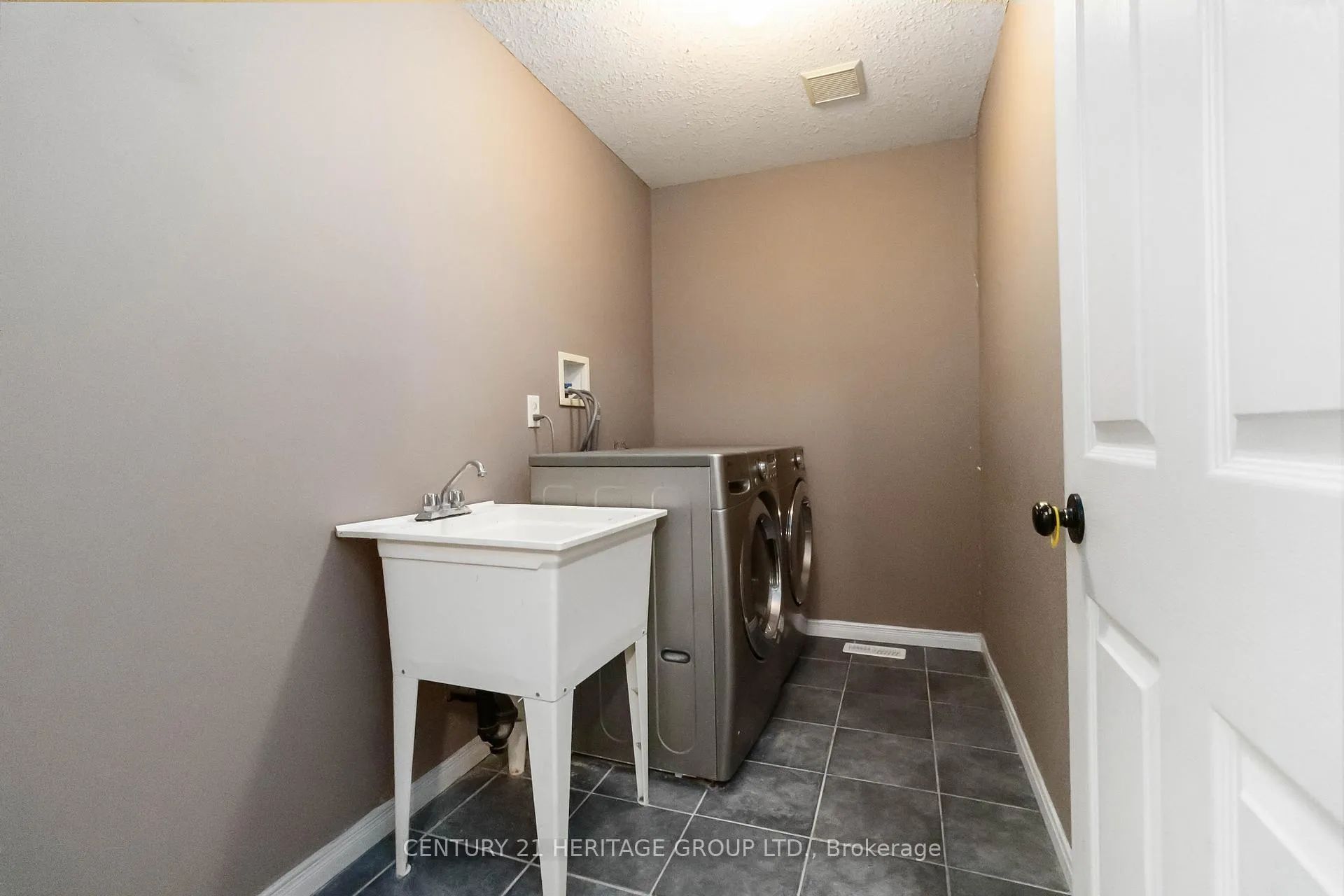 Photo 26 of 77 Doyle Drive, Guelph, Clairfields/Hanlon Business Park — HOMEH