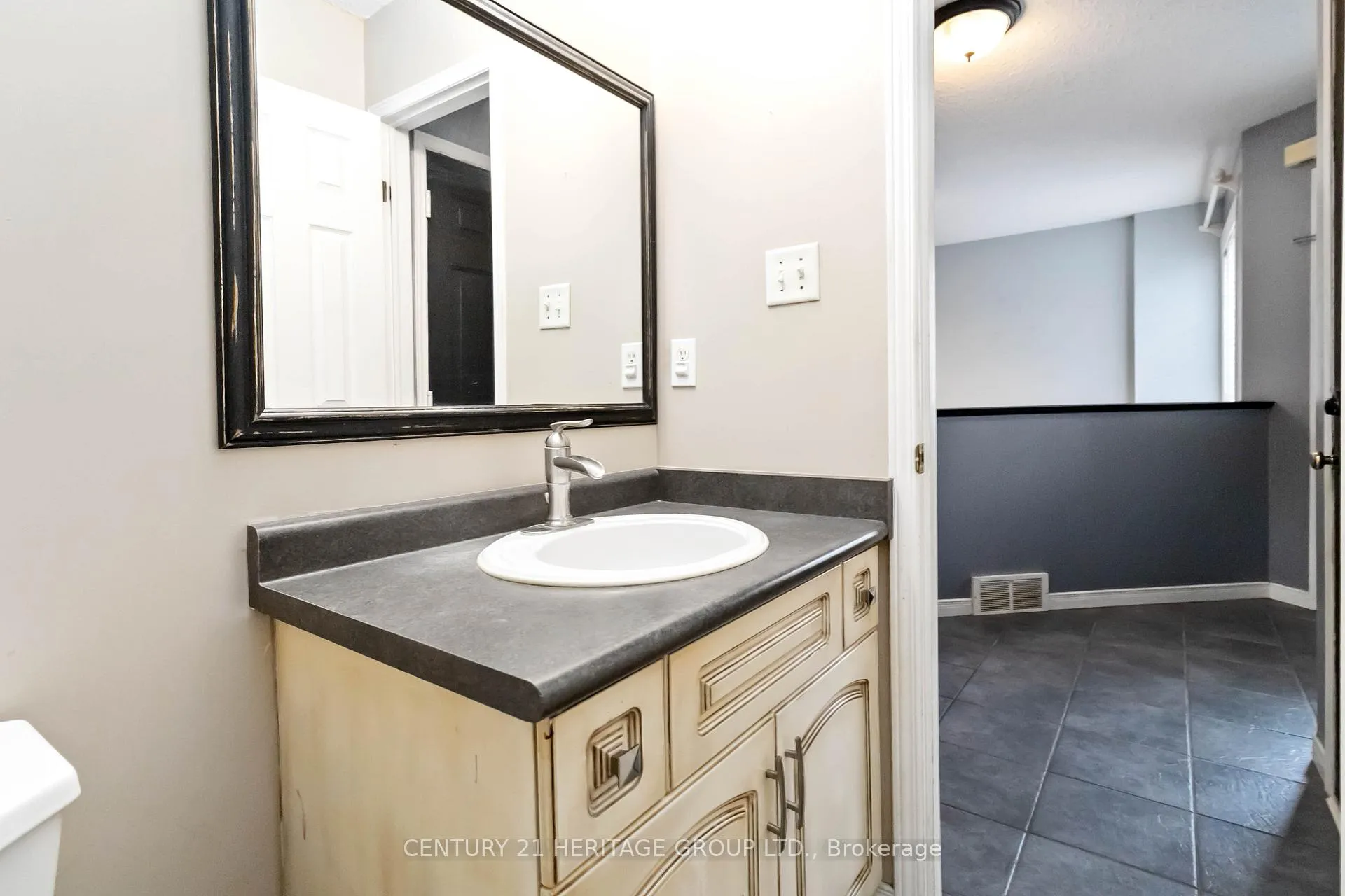Photo 28 of 77 Doyle Drive, Guelph, Clairfields/Hanlon Business Park — HOMEH