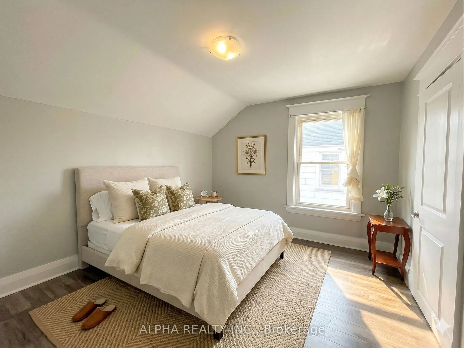 Photo 8 of Unit Upper, 92 Nelson Street W, Brampton, Downtown Brampton — HOMEH
