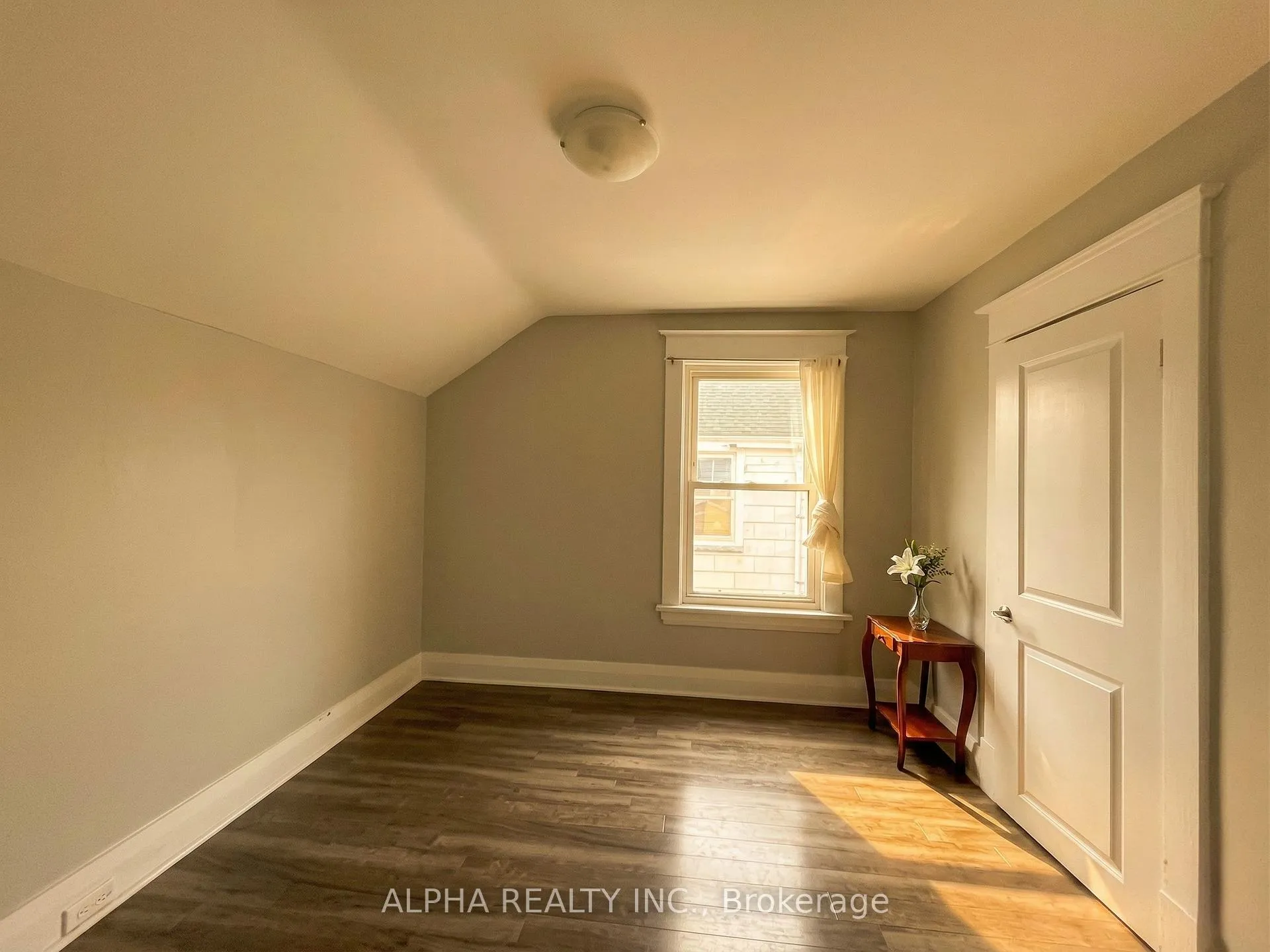 Photo 9 of Unit Upper, 92 Nelson Street W, Brampton, Downtown Brampton — HOMEH