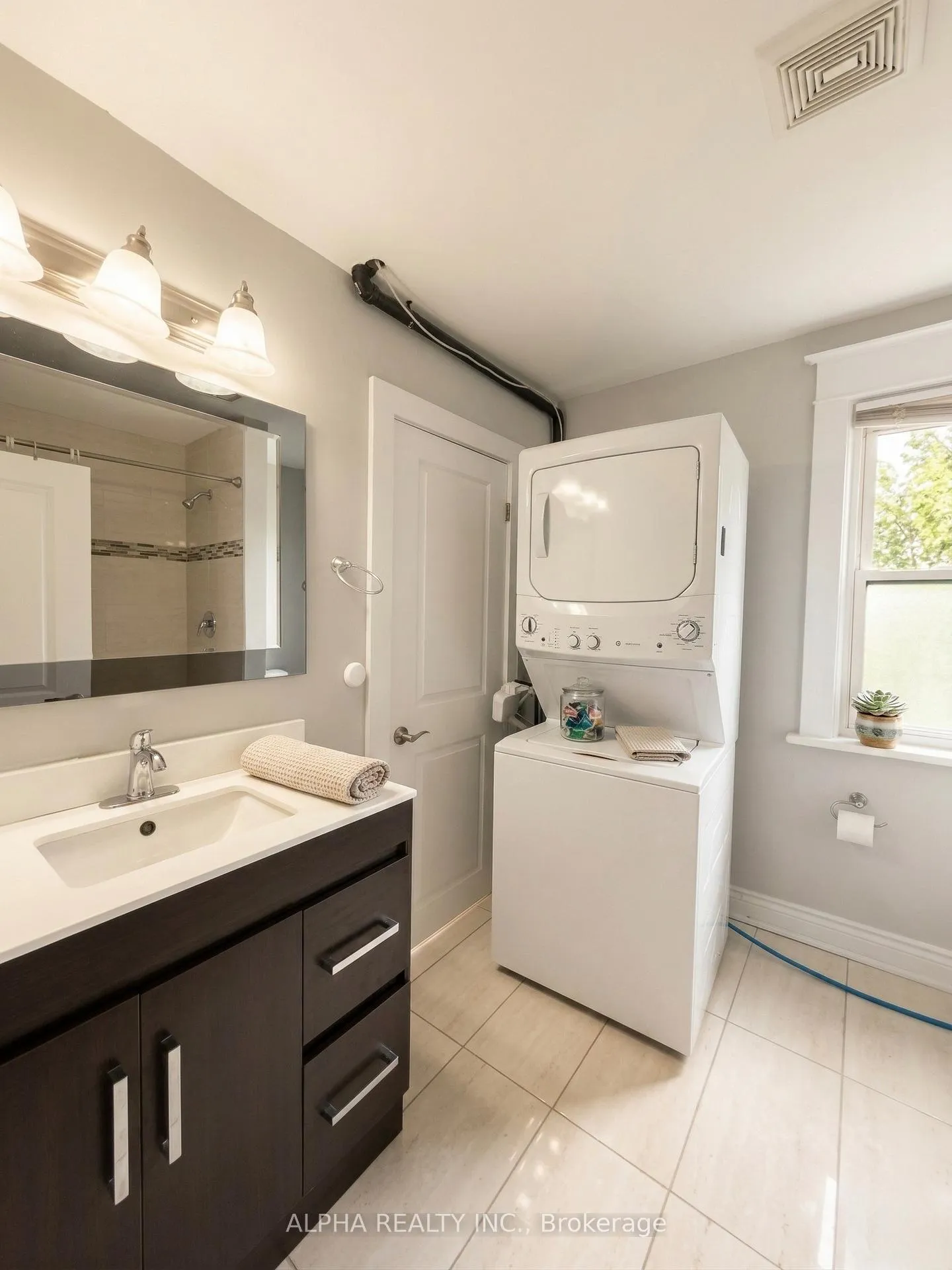 Photo 12 of Unit Upper, 92 Nelson Street W, Brampton, Downtown Brampton — HOMEH