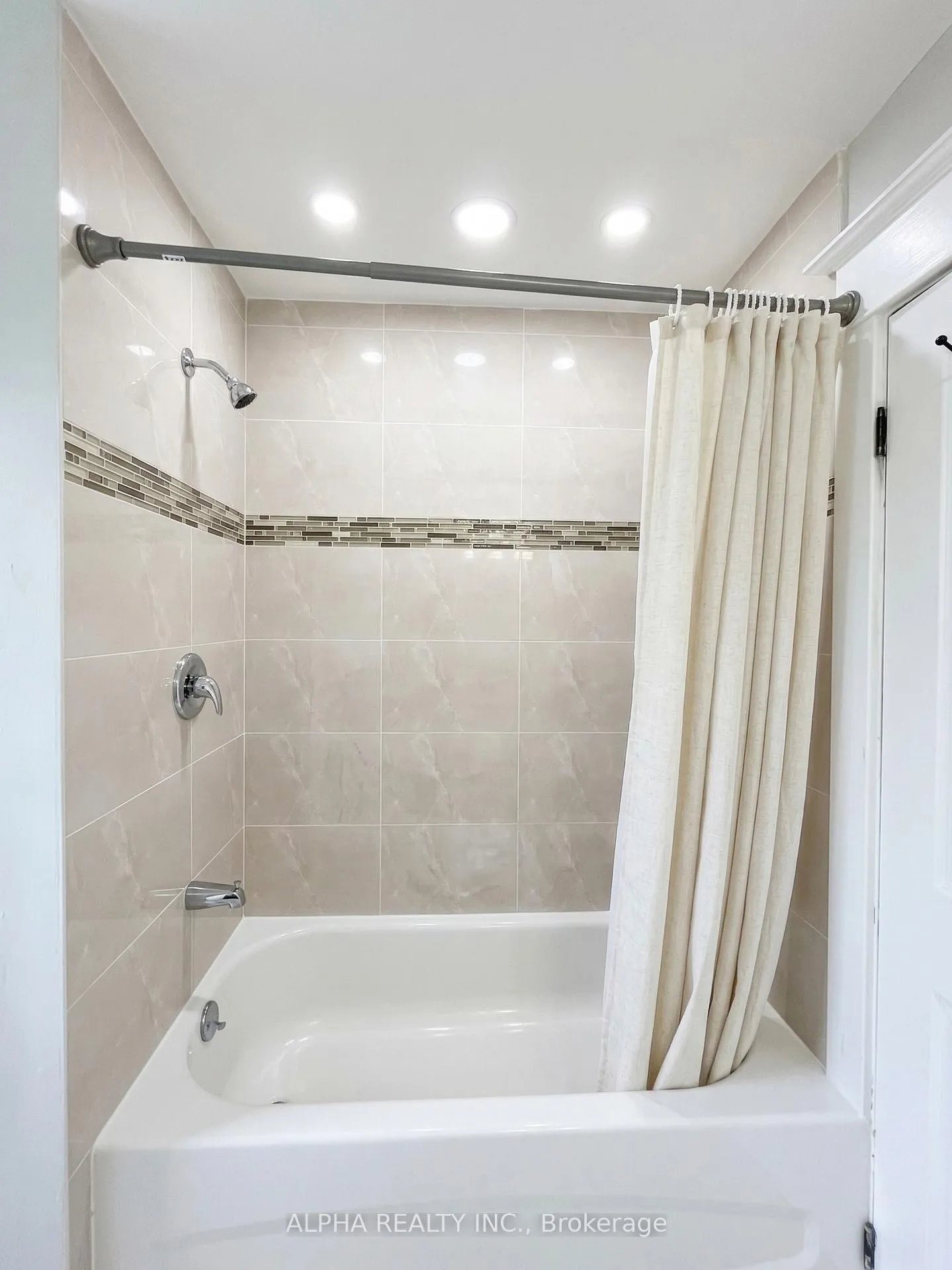 Photo 14 of Unit Upper, 92 Nelson Street W, Brampton, Downtown Brampton — HOMEH