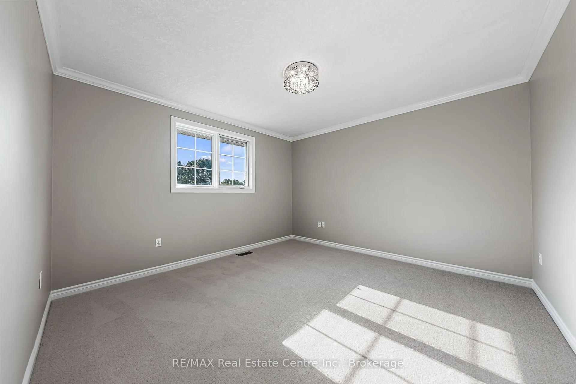 Photo 32 of 368 Cavendish Drive, Waterloo — HOMEH