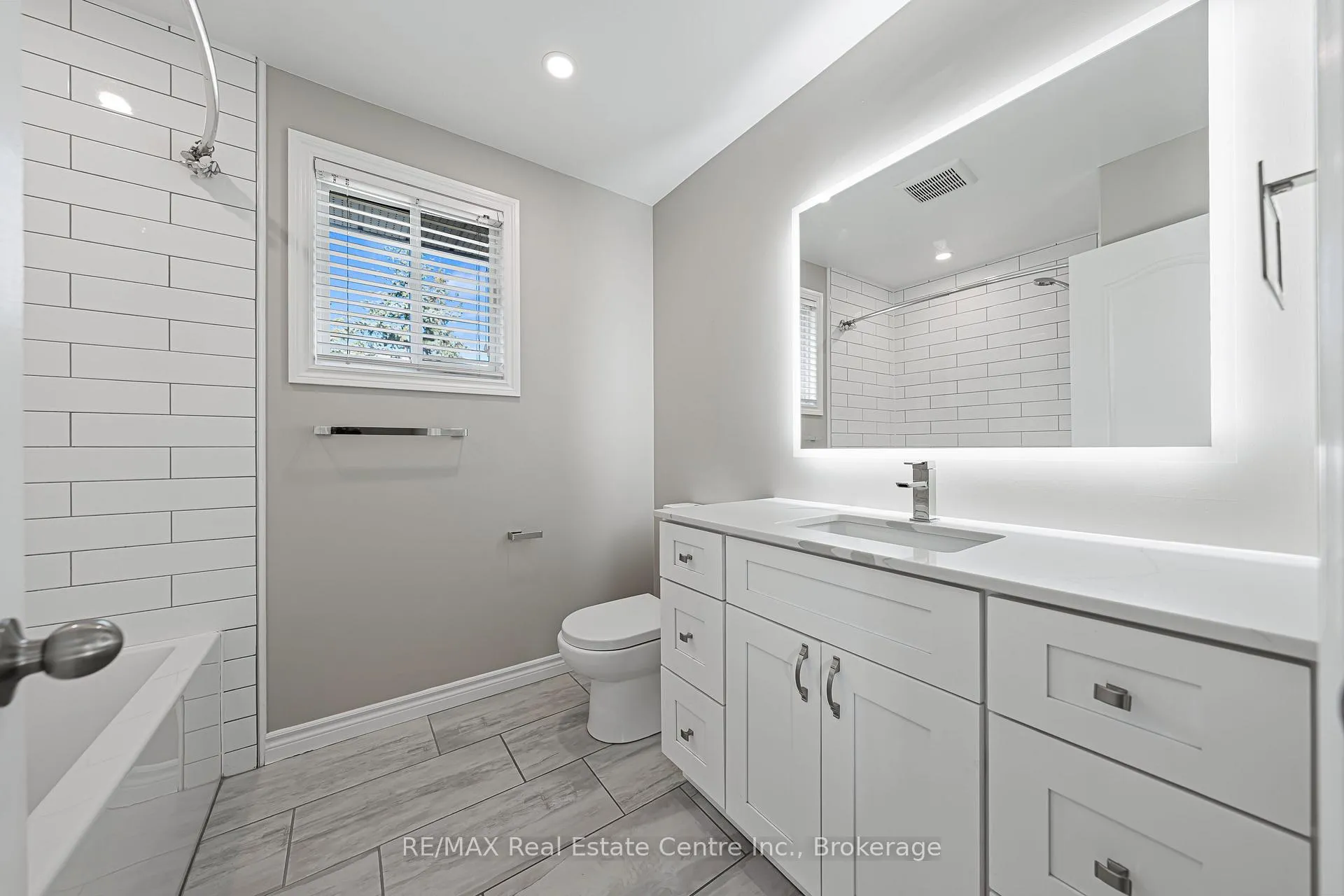 Photo 33 of 368 Cavendish Drive, Waterloo — HOMEH