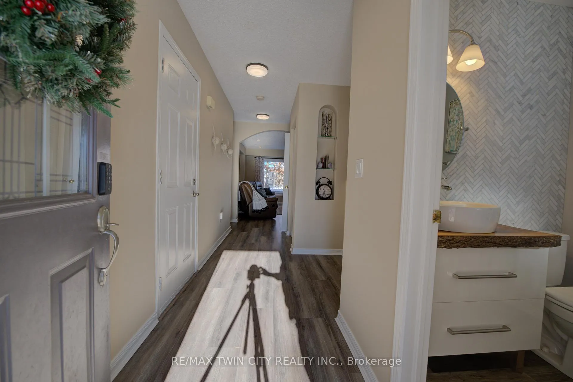 Photo 4 of 48 Karalee Crescent, Cambridge — HOMEH