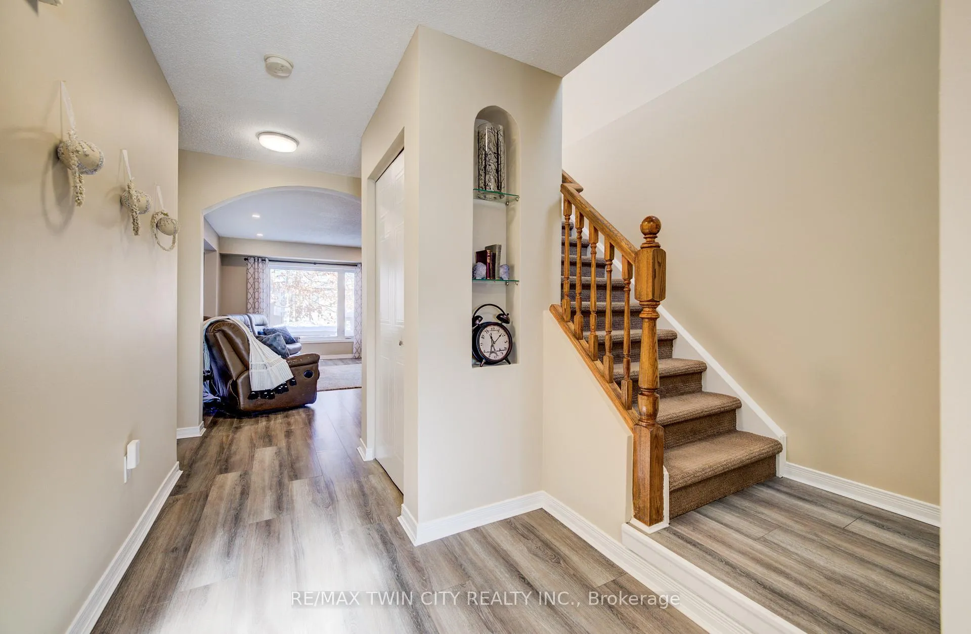 Photo 5 of 48 Karalee Crescent, Cambridge — HOMEH