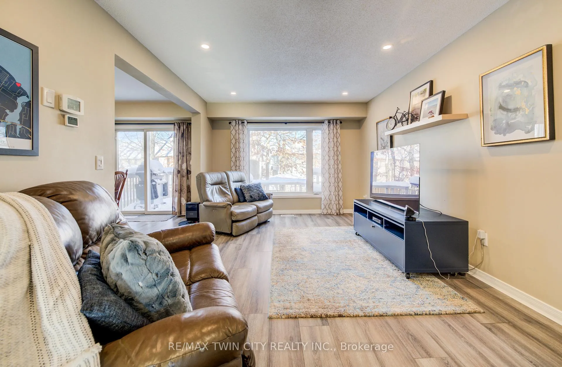 Photo 7 of 48 Karalee Crescent, Cambridge — HOMEH