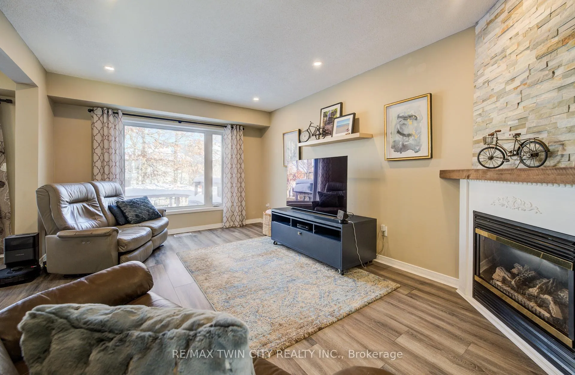 Photo 8 of 48 Karalee Crescent, Cambridge — HOMEH