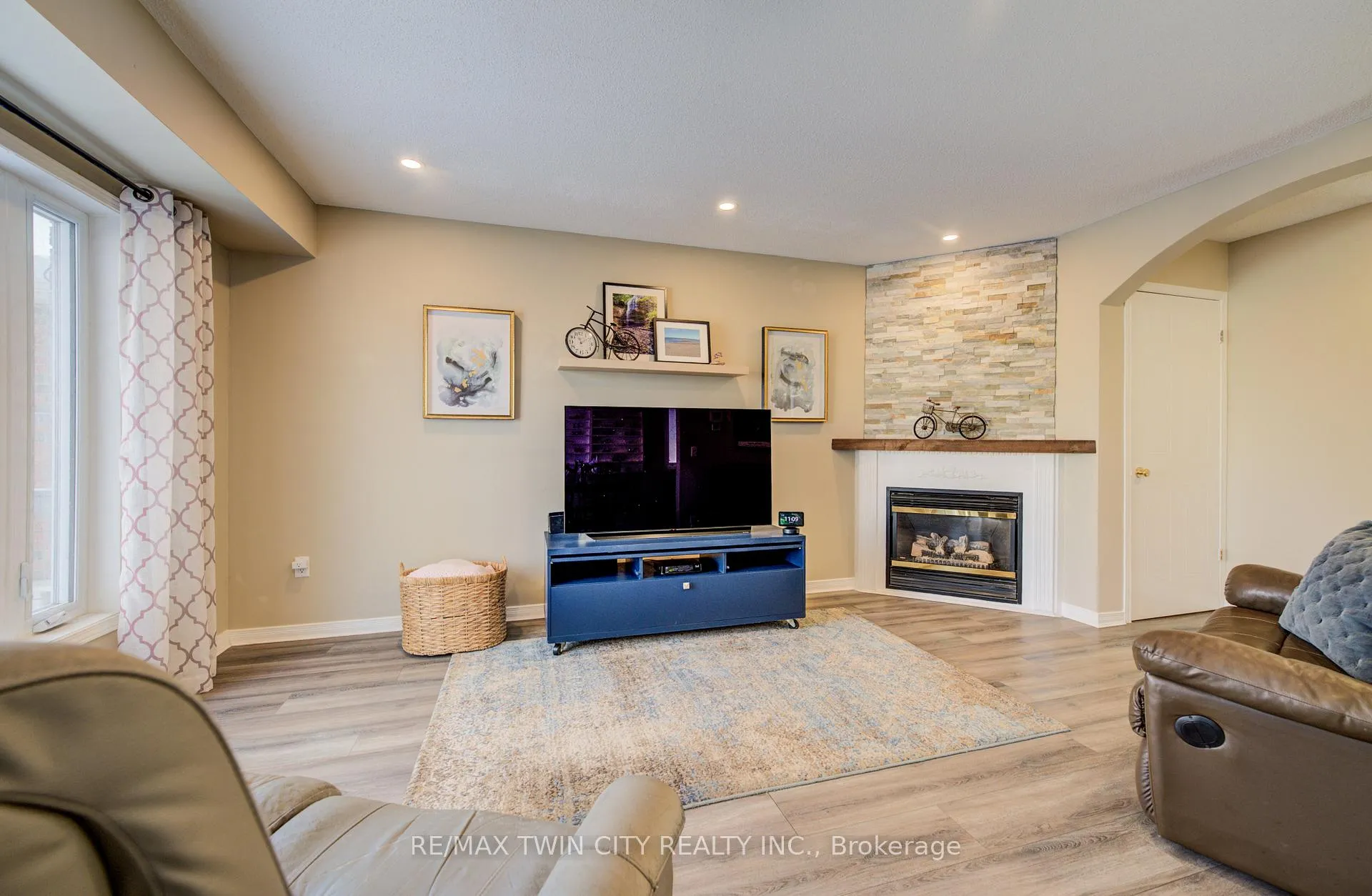 Photo 9 of 48 Karalee Crescent, Cambridge — HOMEH