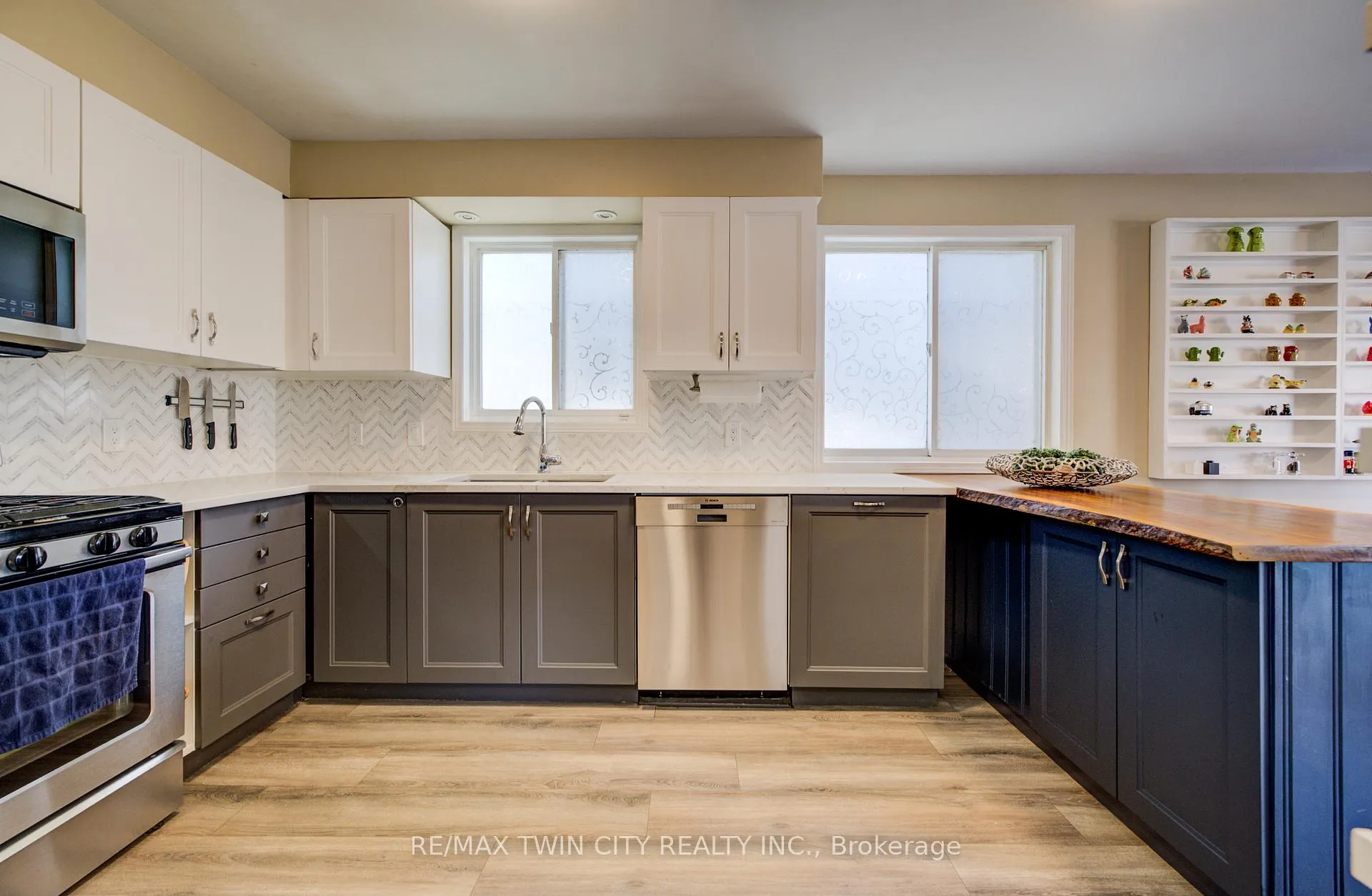 Photo 16 of 48 Karalee Crescent, Cambridge — HOMEH
