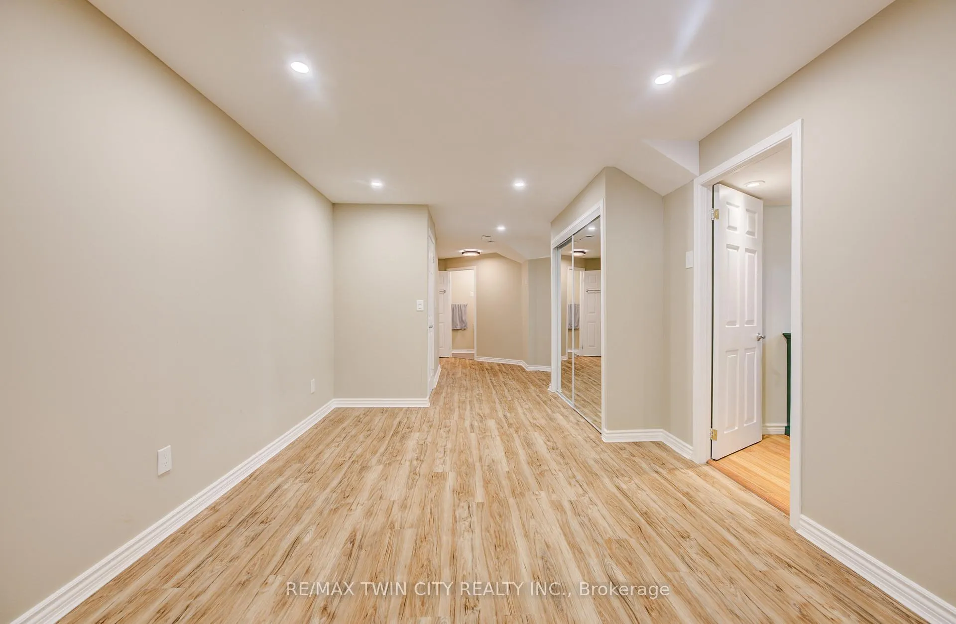 Photo 33 of 48 Karalee Crescent, Cambridge — HOMEH