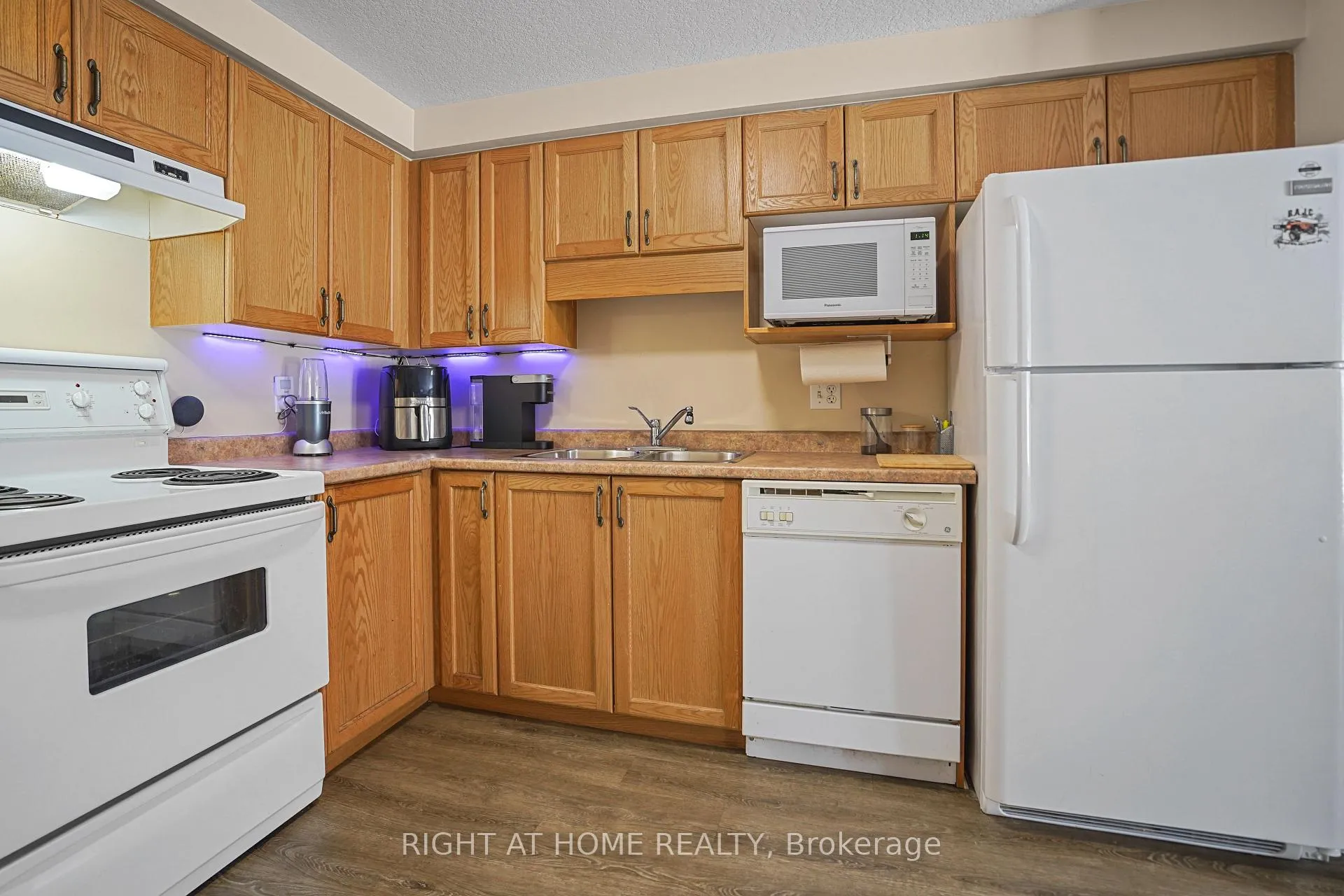Photo 10 of 153 Donnenwerth Drive, Kitchener — HOMEH