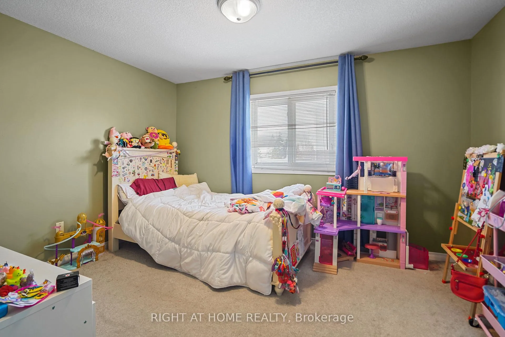 Photo 12 of 153 Donnenwerth Drive, Kitchener — HOMEH