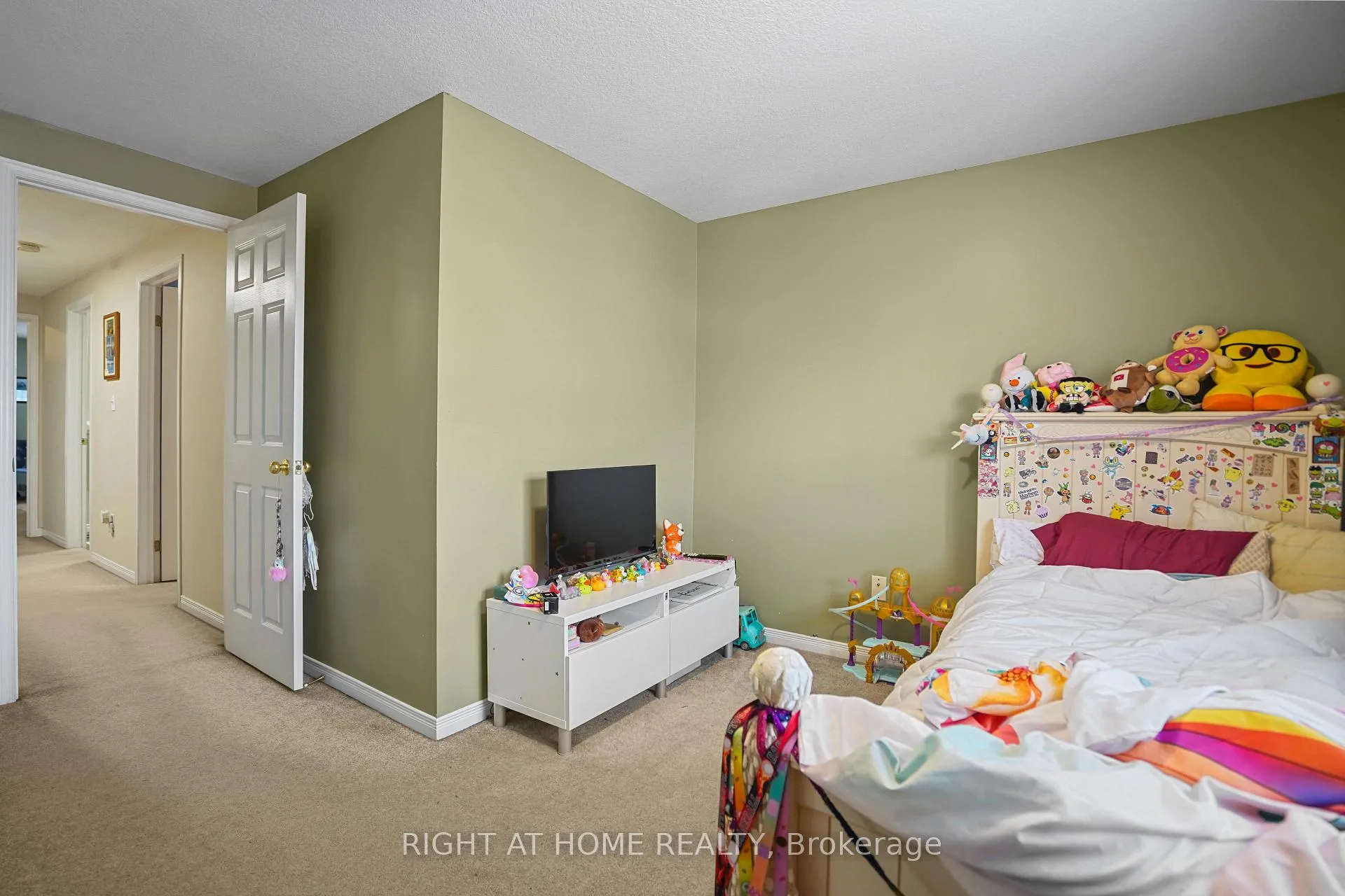 Photo 13 of 153 Donnenwerth Drive, Kitchener — HOMEH