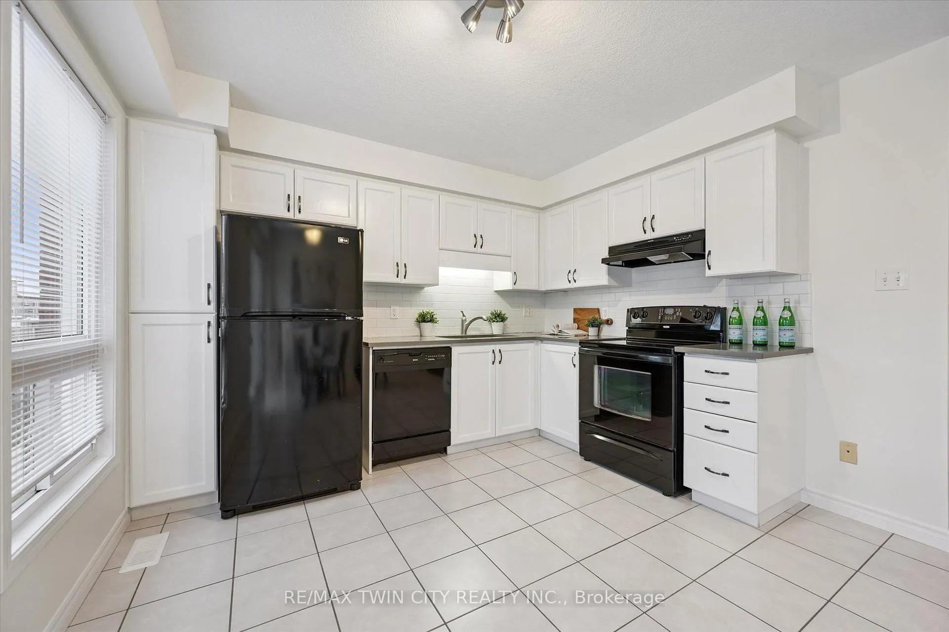 Photo 11 of 268 Parkvale Drive, Kitchener — HOMEH