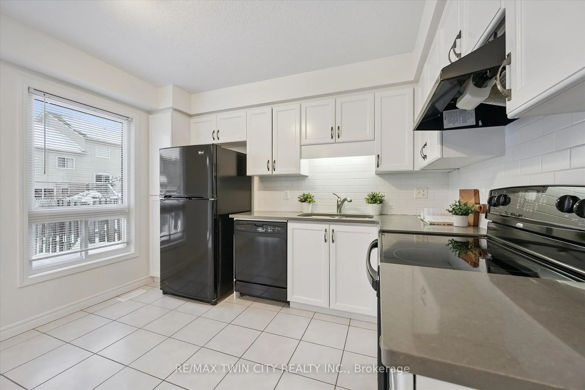 Photo 12 of 268 Parkvale Drive, Kitchener — HOMEH