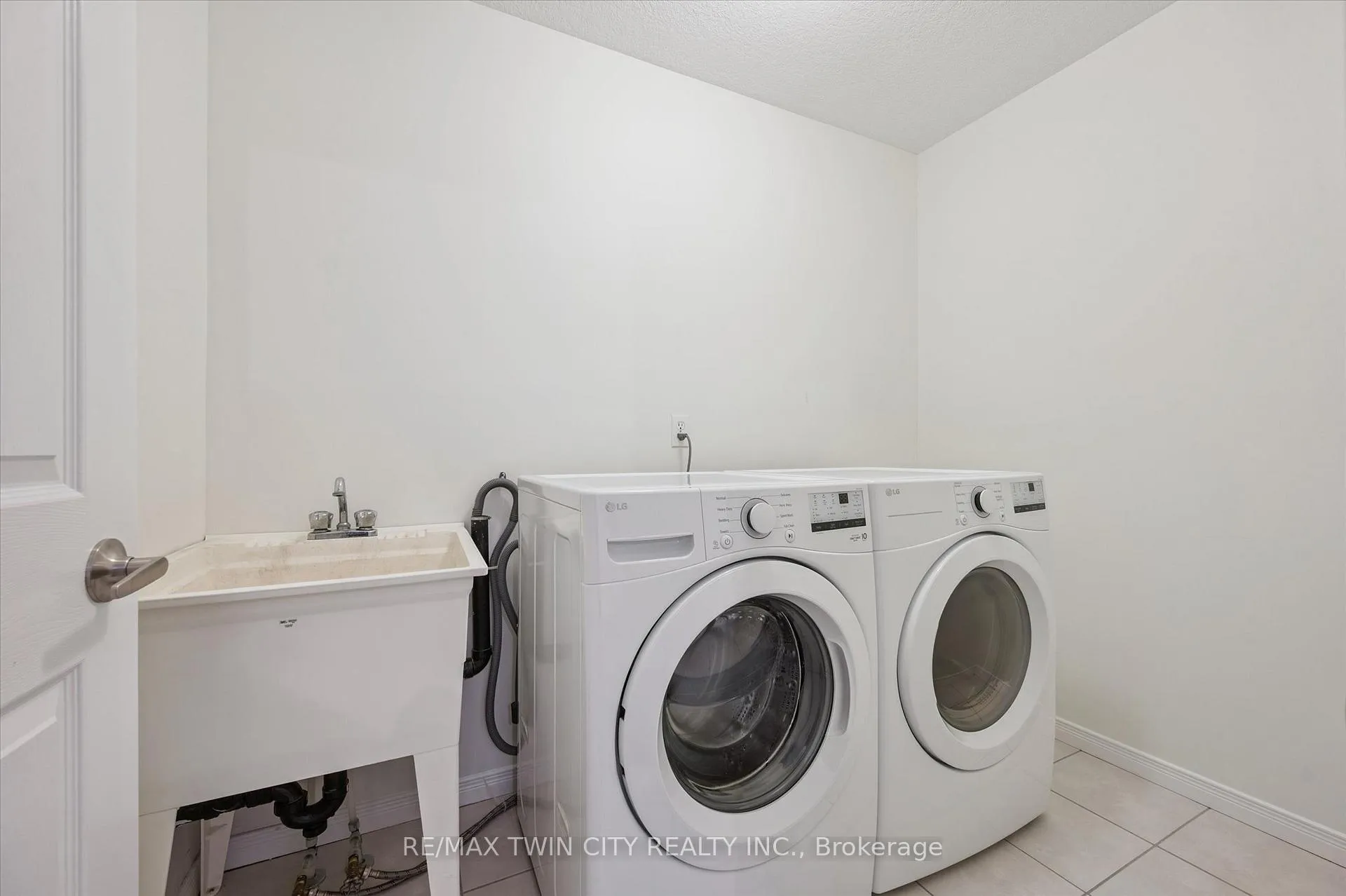Photo 16 of 268 Parkvale Drive, Kitchener — HOMEH