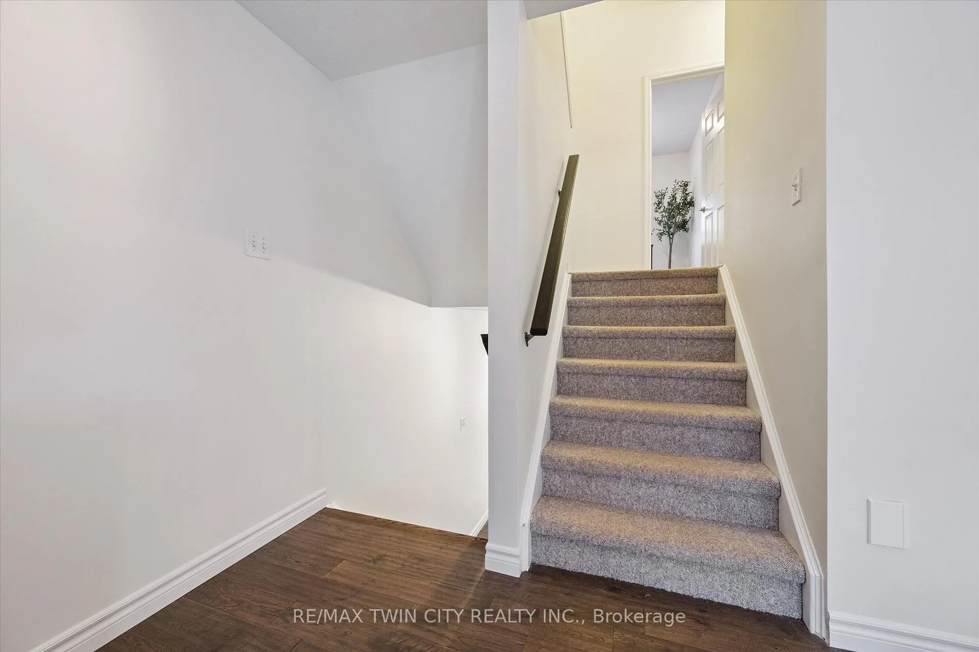 Photo 23 of 268 Parkvale Drive, Kitchener — HOMEH