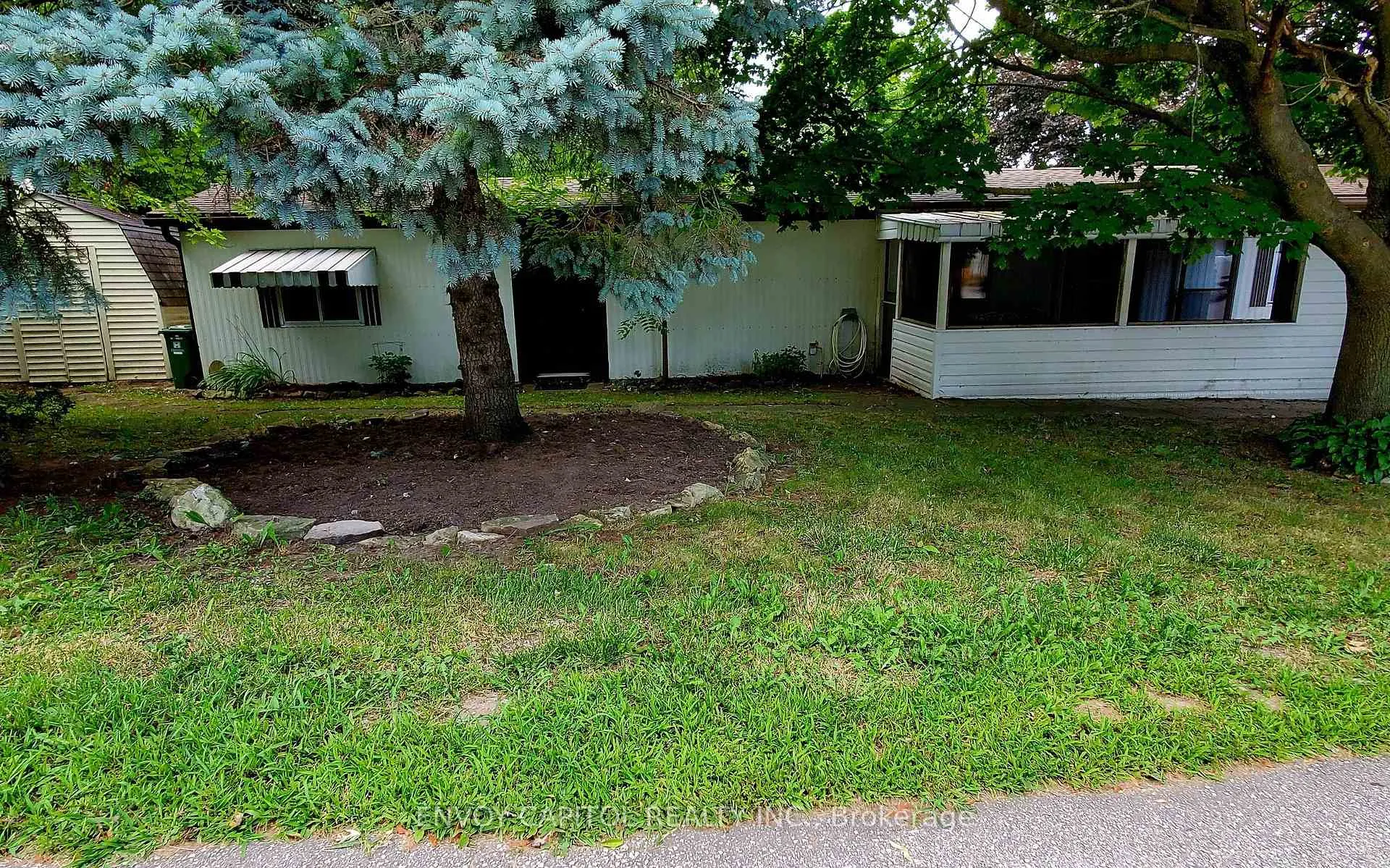 Photo 1 of 105 Maple Crescent, Hamilton, Rural Flamborough — HOMEH