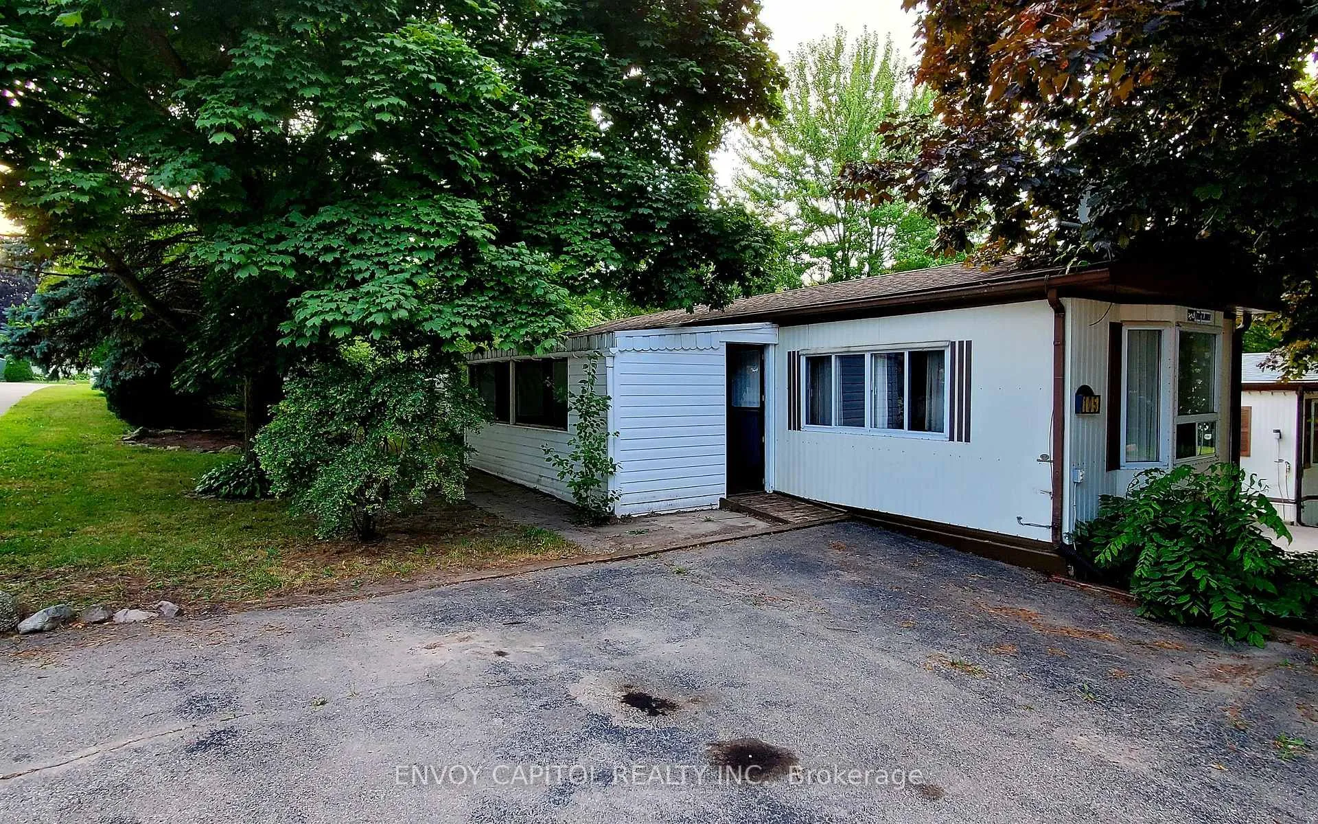 Photo 2 of 105 Maple Crescent, Hamilton, Rural Flamborough — HOMEH