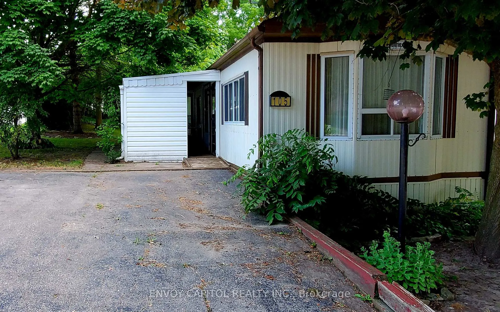 Photo 3 of 105 Maple Crescent, Hamilton, Rural Flamborough — HOMEH