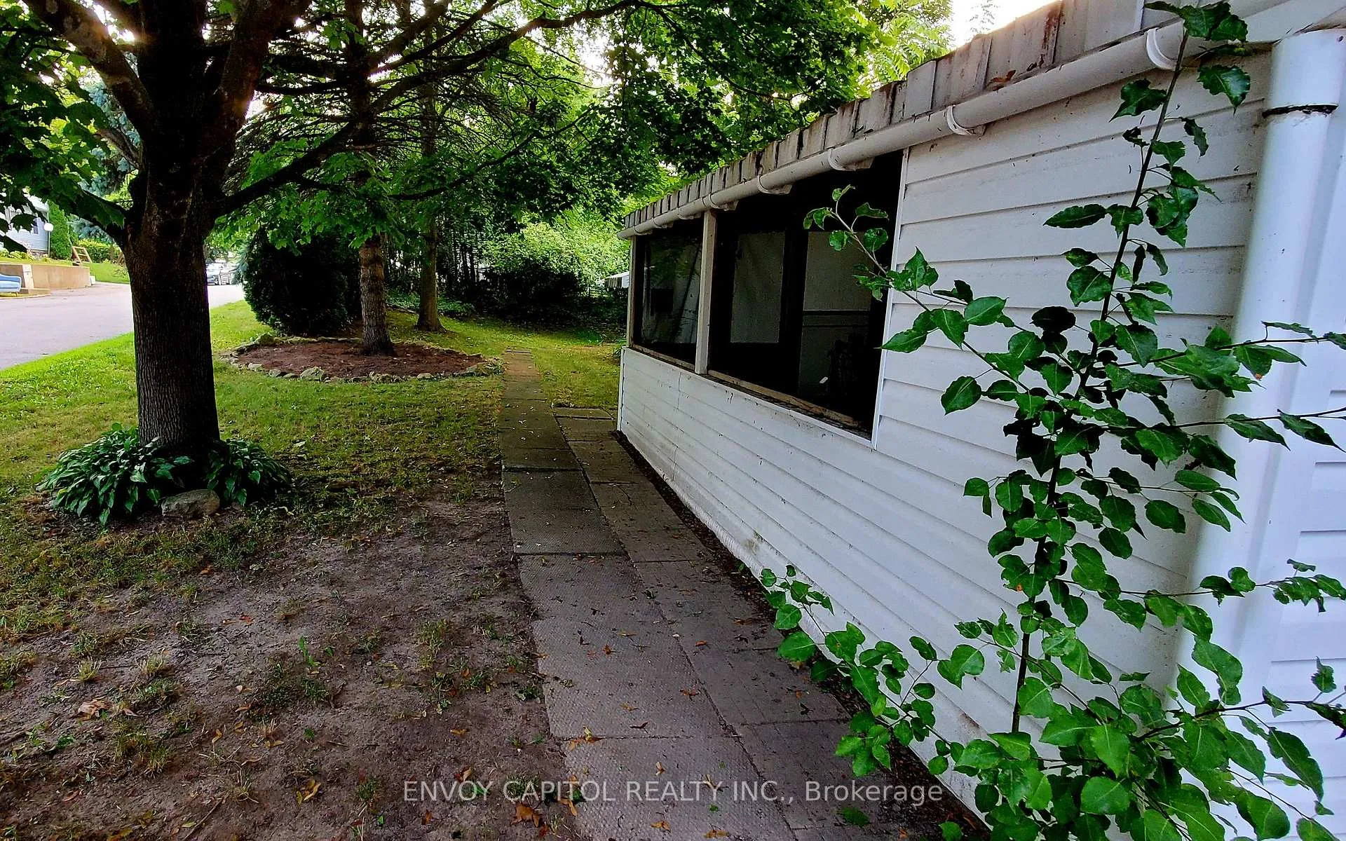 Photo 4 of 105 Maple Crescent, Hamilton, Rural Flamborough — HOMEH