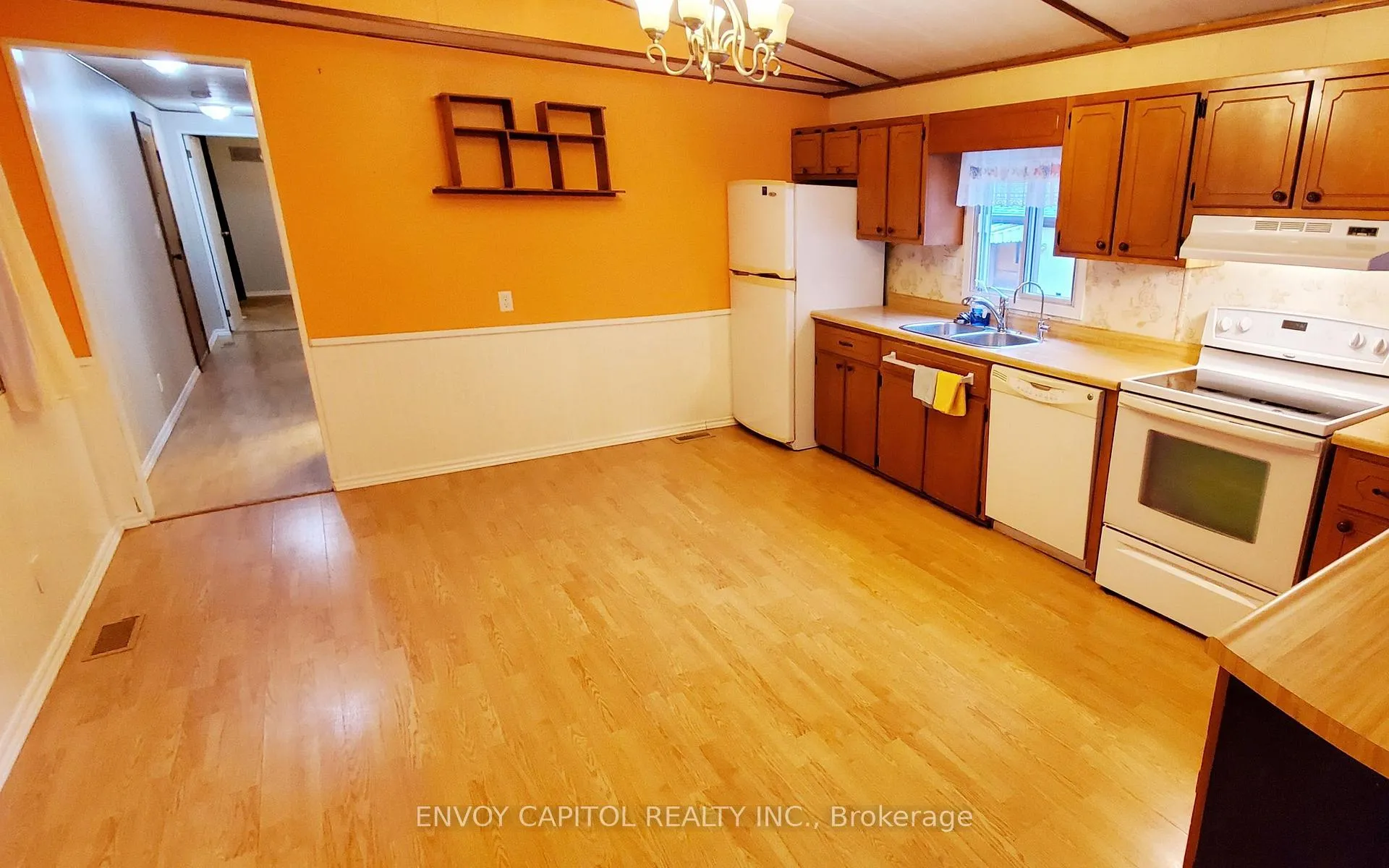 Photo 7 of 105 Maple Crescent, Hamilton, Rural Flamborough — HOMEH