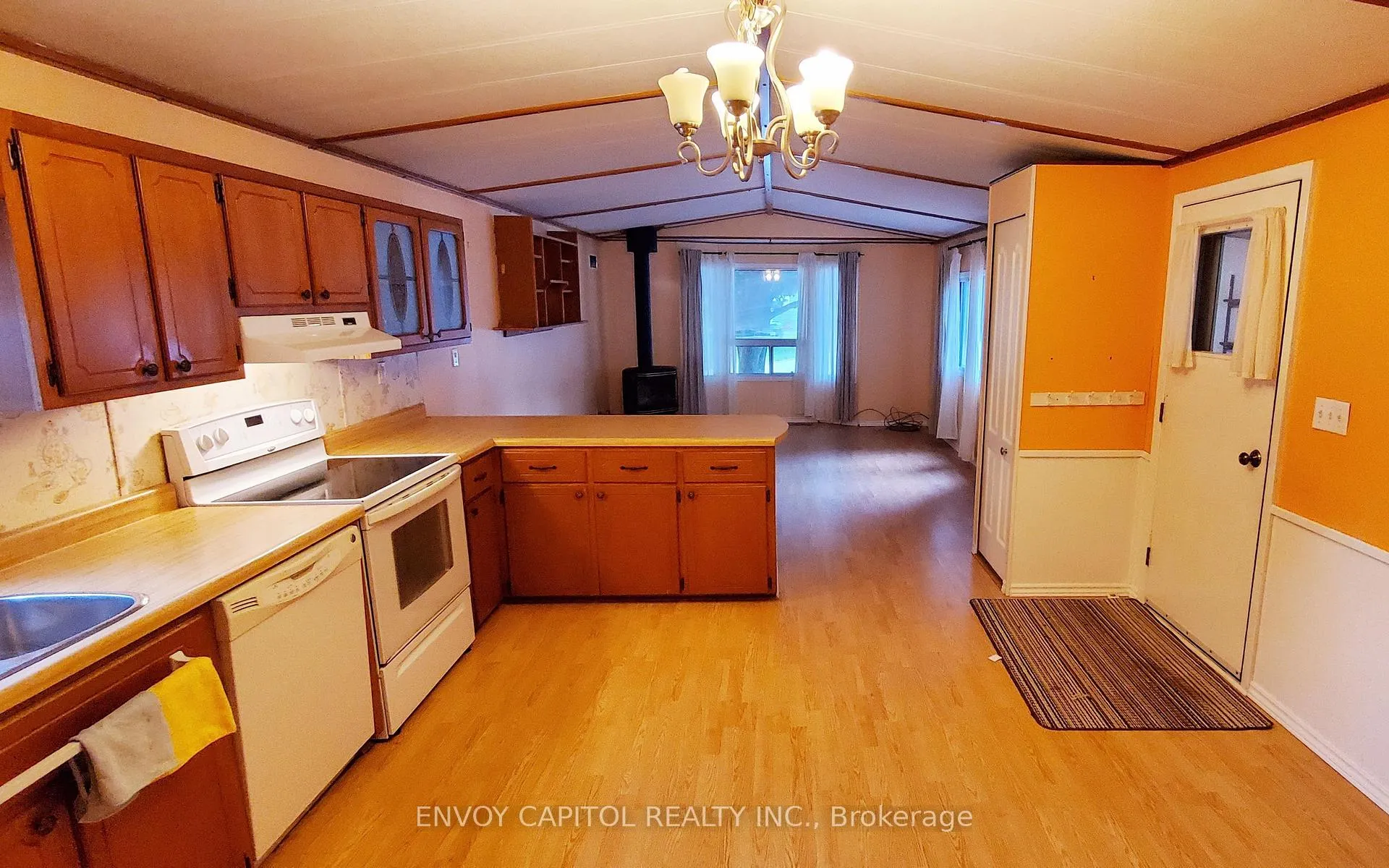 Photo 8 of 105 Maple Crescent, Hamilton, Rural Flamborough — HOMEH