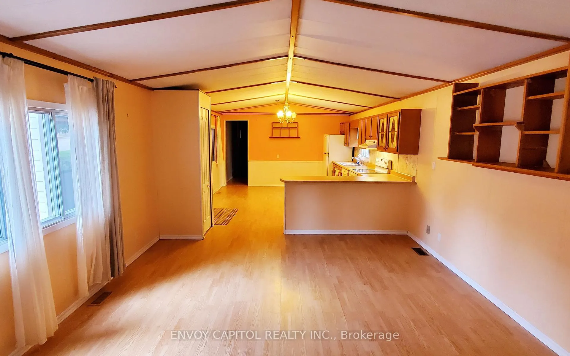 Photo 9 of 105 Maple Crescent, Hamilton, Rural Flamborough — HOMEH
