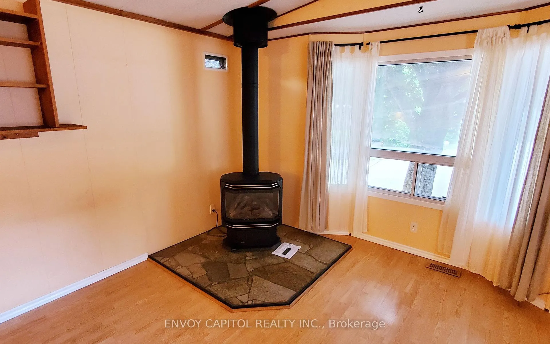 Photo 10 of 105 Maple Crescent, Hamilton, Rural Flamborough — HOMEH