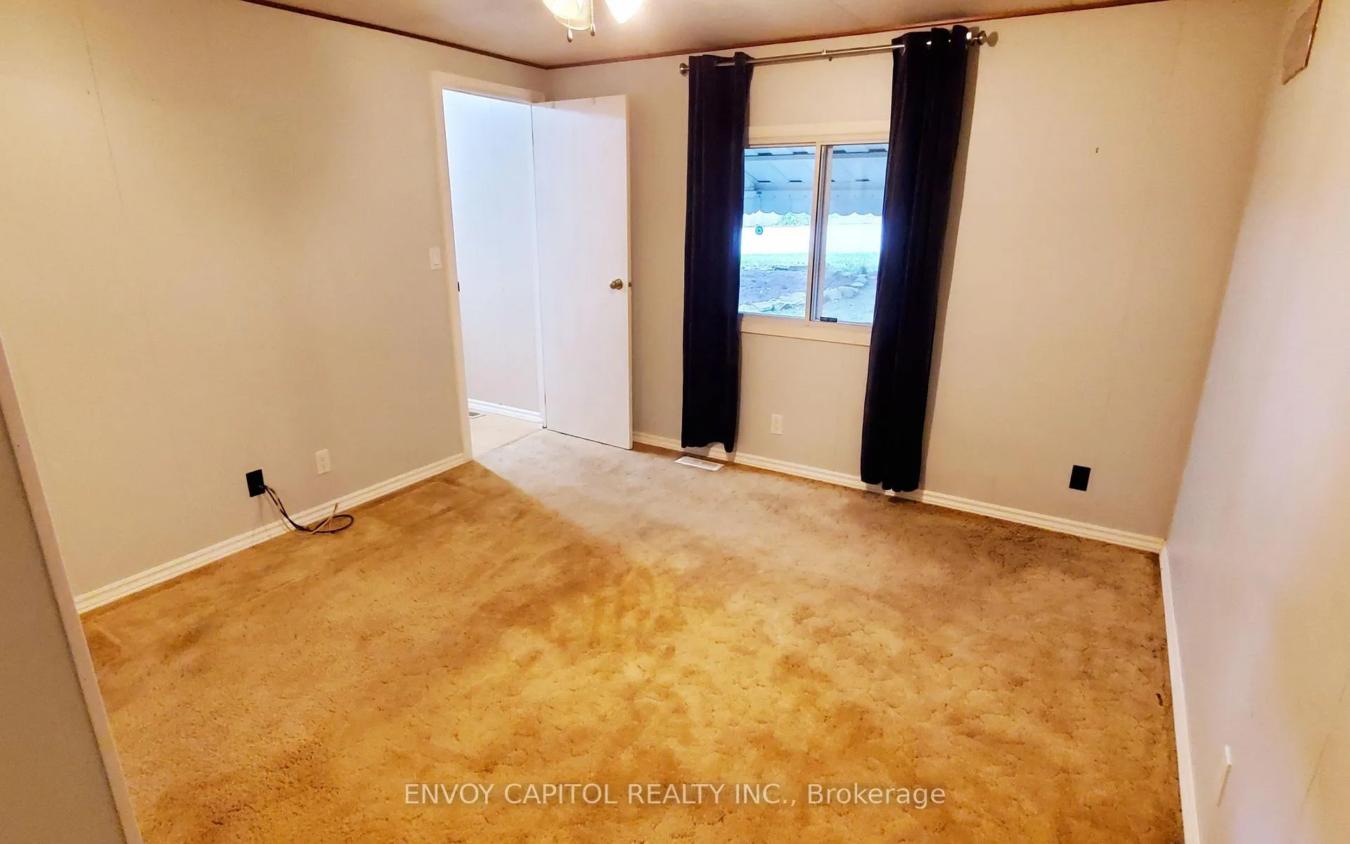 Photo 11 of 105 Maple Crescent, Hamilton, Rural Flamborough — HOMEH