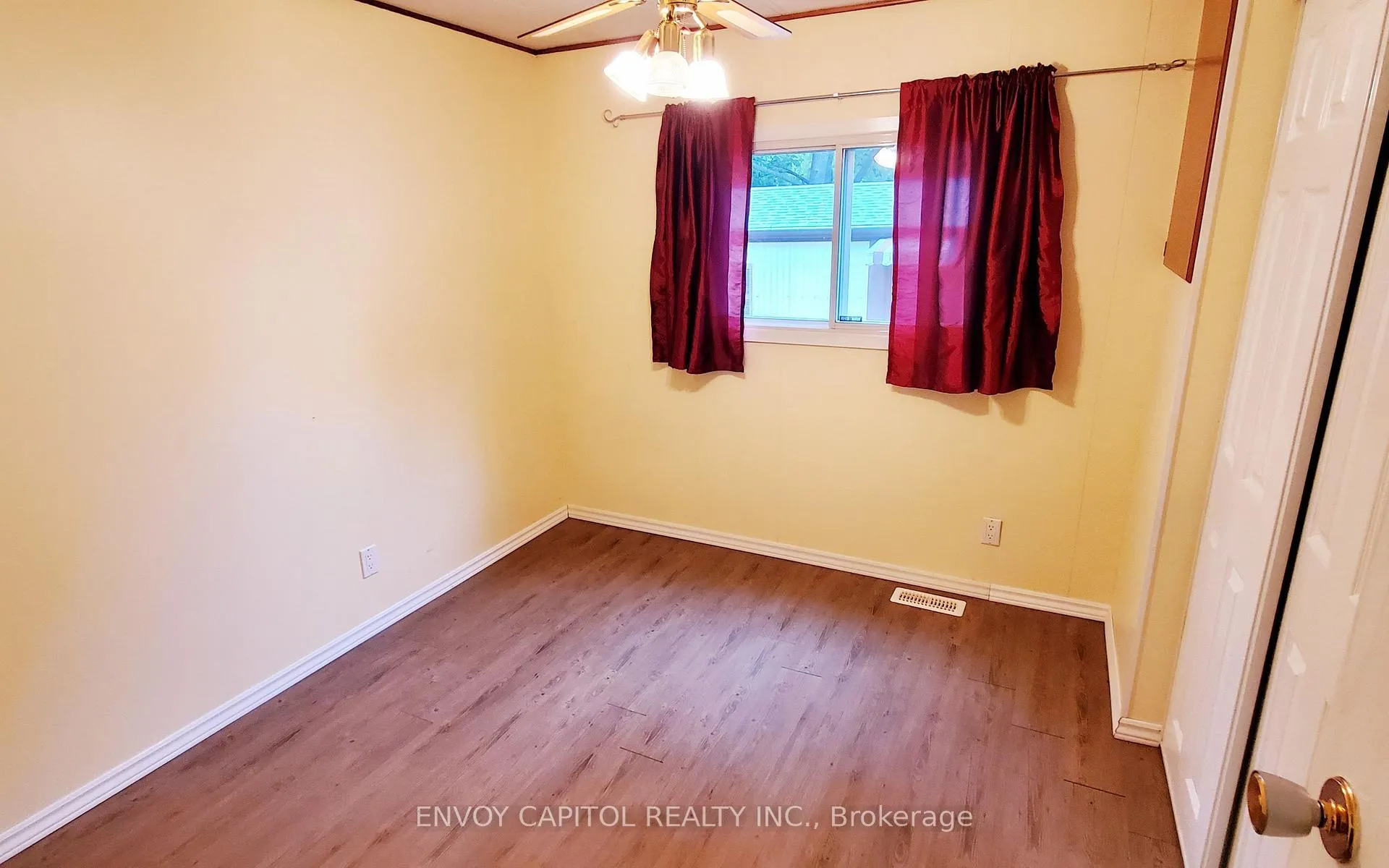 Photo 12 of 105 Maple Crescent, Hamilton, Rural Flamborough — HOMEH