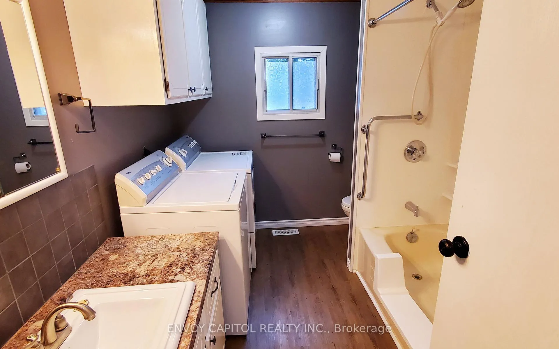 Photo 13 of 105 Maple Crescent, Hamilton, Rural Flamborough — HOMEH
