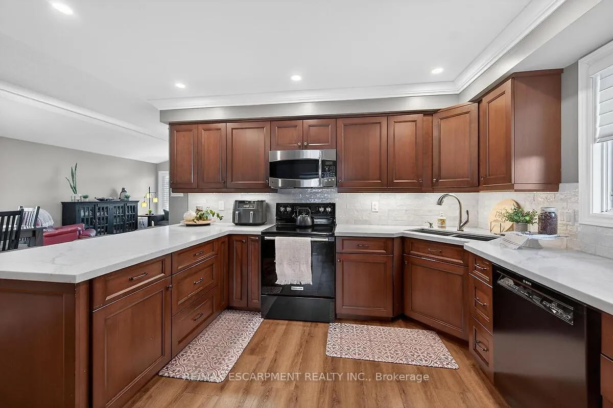 Photo 18 of 218 Portage Lane, Hamilton, Rural Glanbrook — HOMEH