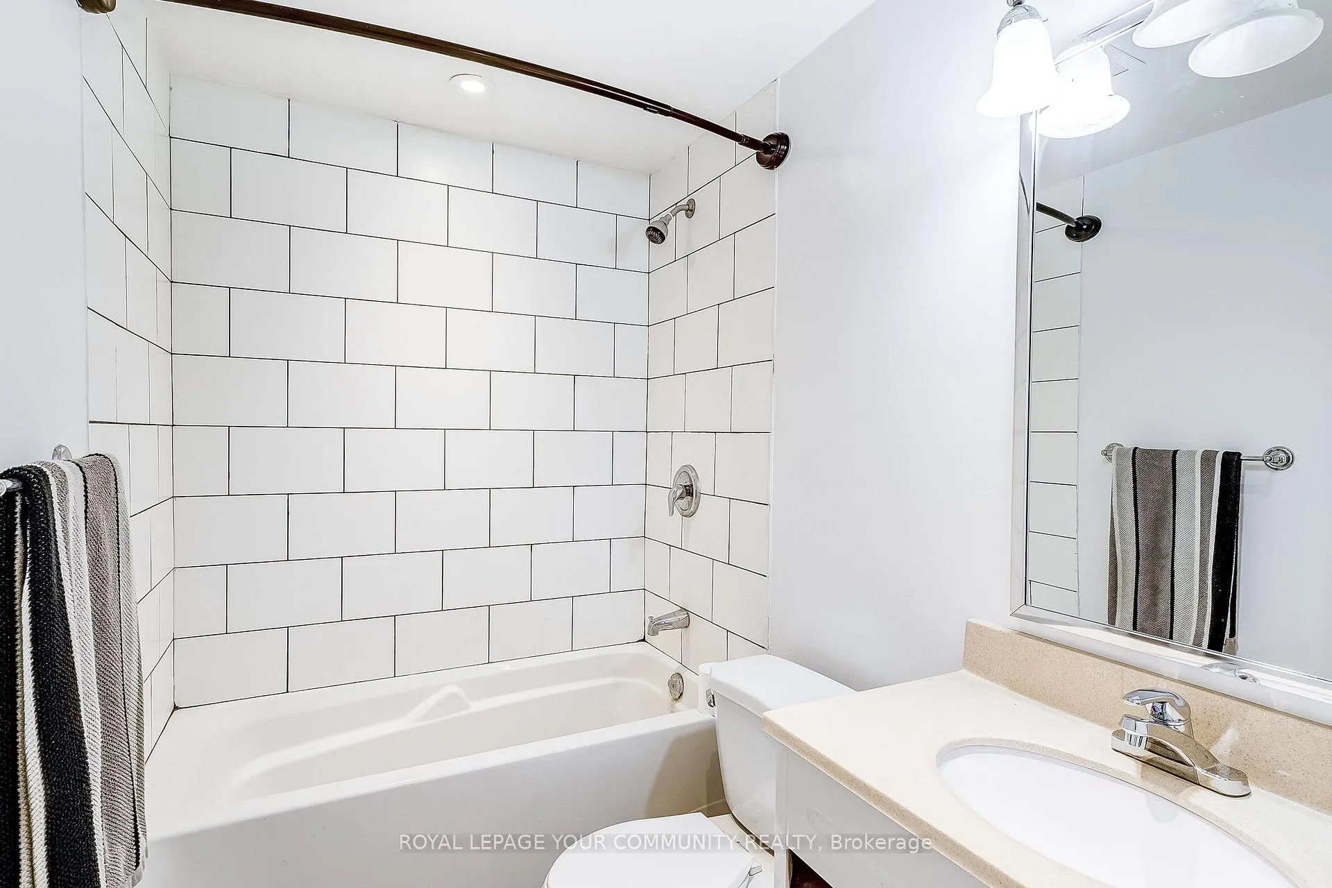Photo 12 of 15 Corners Avenue, Georgina, Pefferlaw — HOMEH