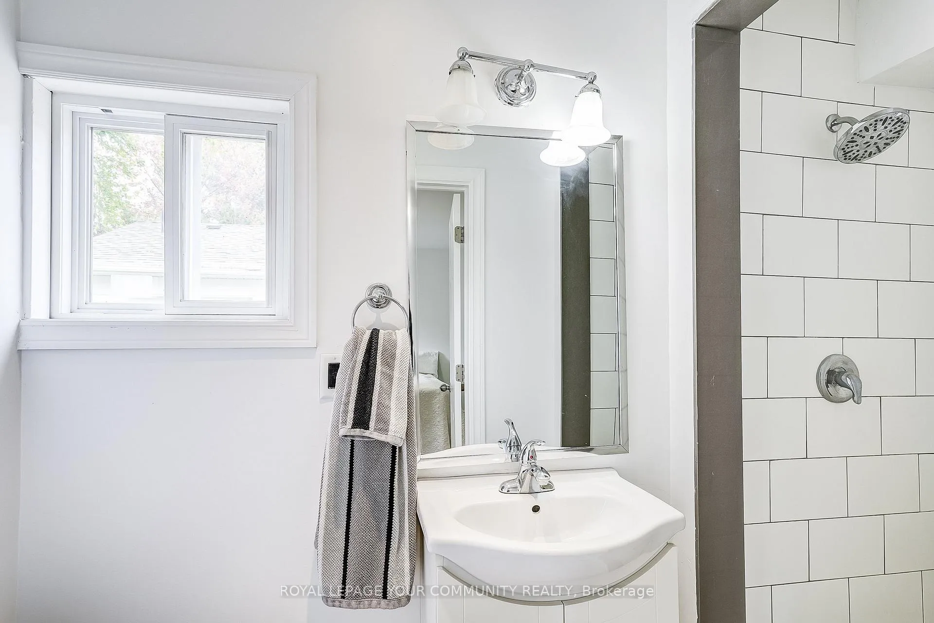Photo 15 of 15 Corners Avenue, Georgina, Pefferlaw — HOMEH