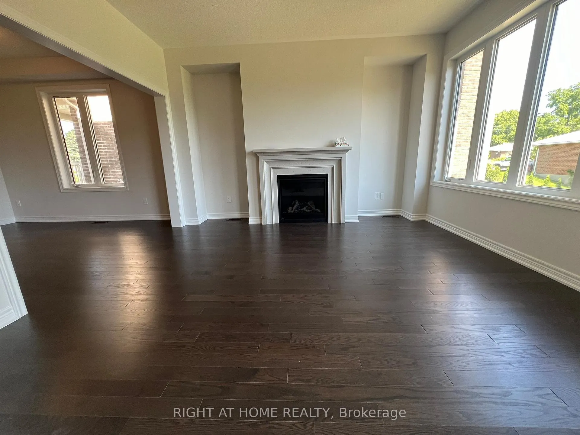 Photo 2 of 34 Sam Battaglia Crescent, Georgina, Sutton & Jackson's Point — HOMEH