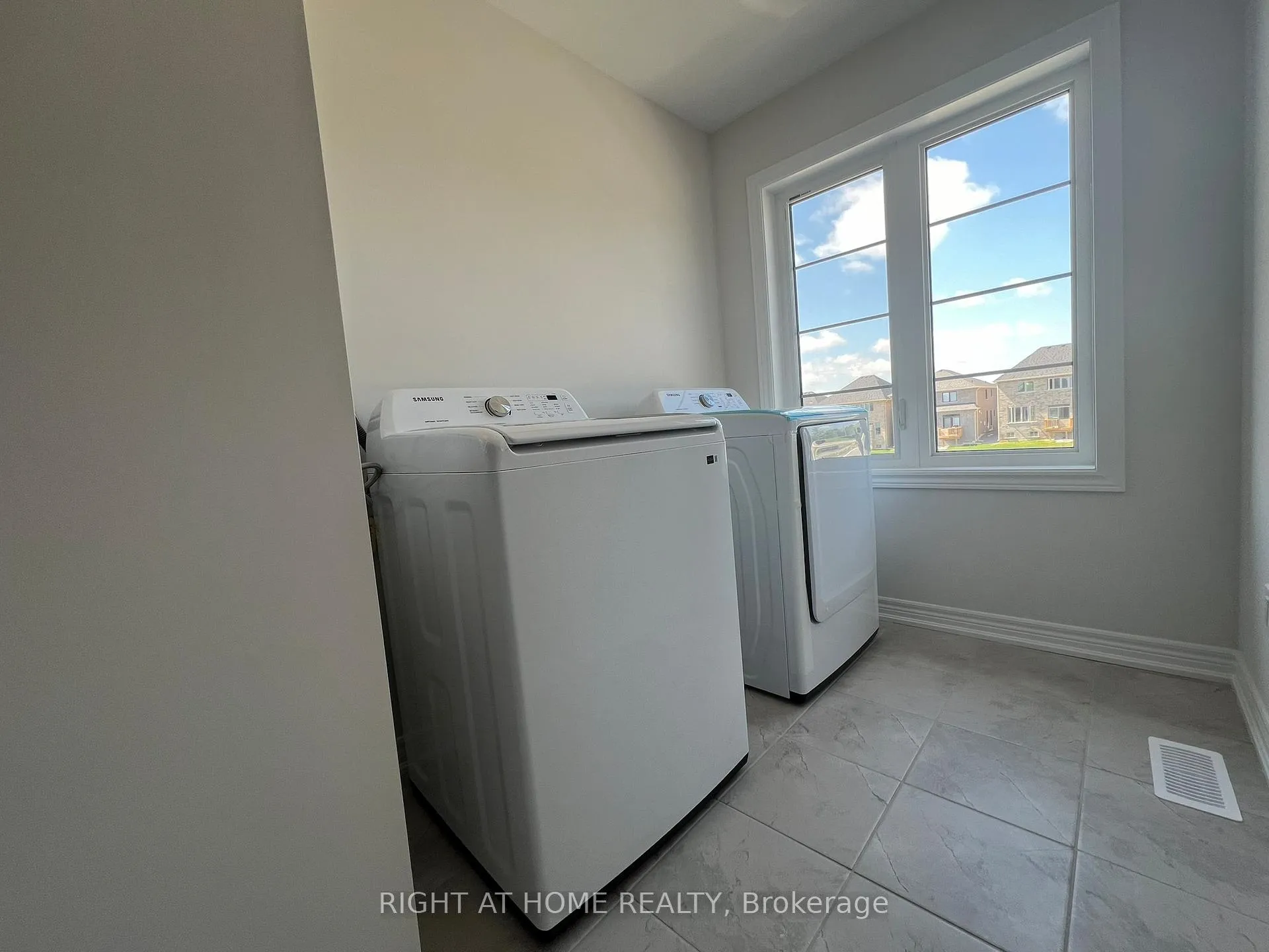 Photo 10 of 34 Sam Battaglia Crescent, Georgina, Sutton & Jackson's Point — HOMEH