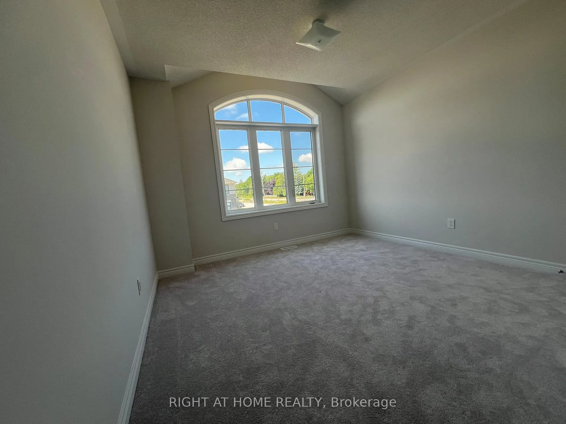 Photo 11 of 34 Sam Battaglia Crescent, Georgina, Sutton & Jackson's Point — HOMEH