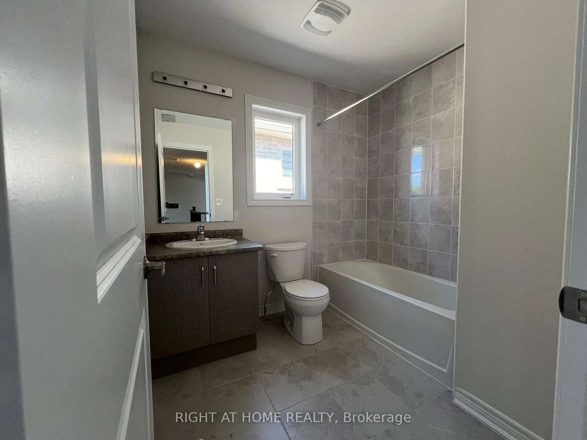 Photo 12 of 34 Sam Battaglia Crescent, Georgina, Sutton & Jackson's Point — HOMEH